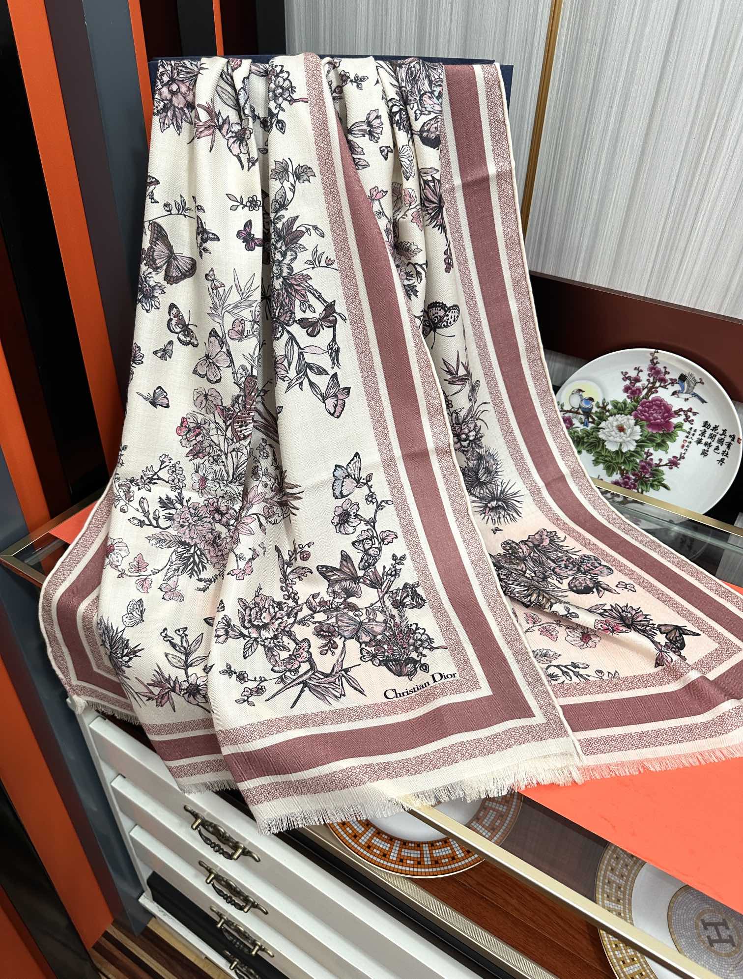 Dior 迪奥 2051双面同色【花卉系列】太美了 下手一定要快 四季都可以用 真心美的让人非常非上身效果简直美翻了 品质非常完美 整个围巾给人气场的同时又非常 秀丽 绝对值得入手的新款 实物一拿到就会庆幸自己是女人的绝美好货 尺寸：65x185