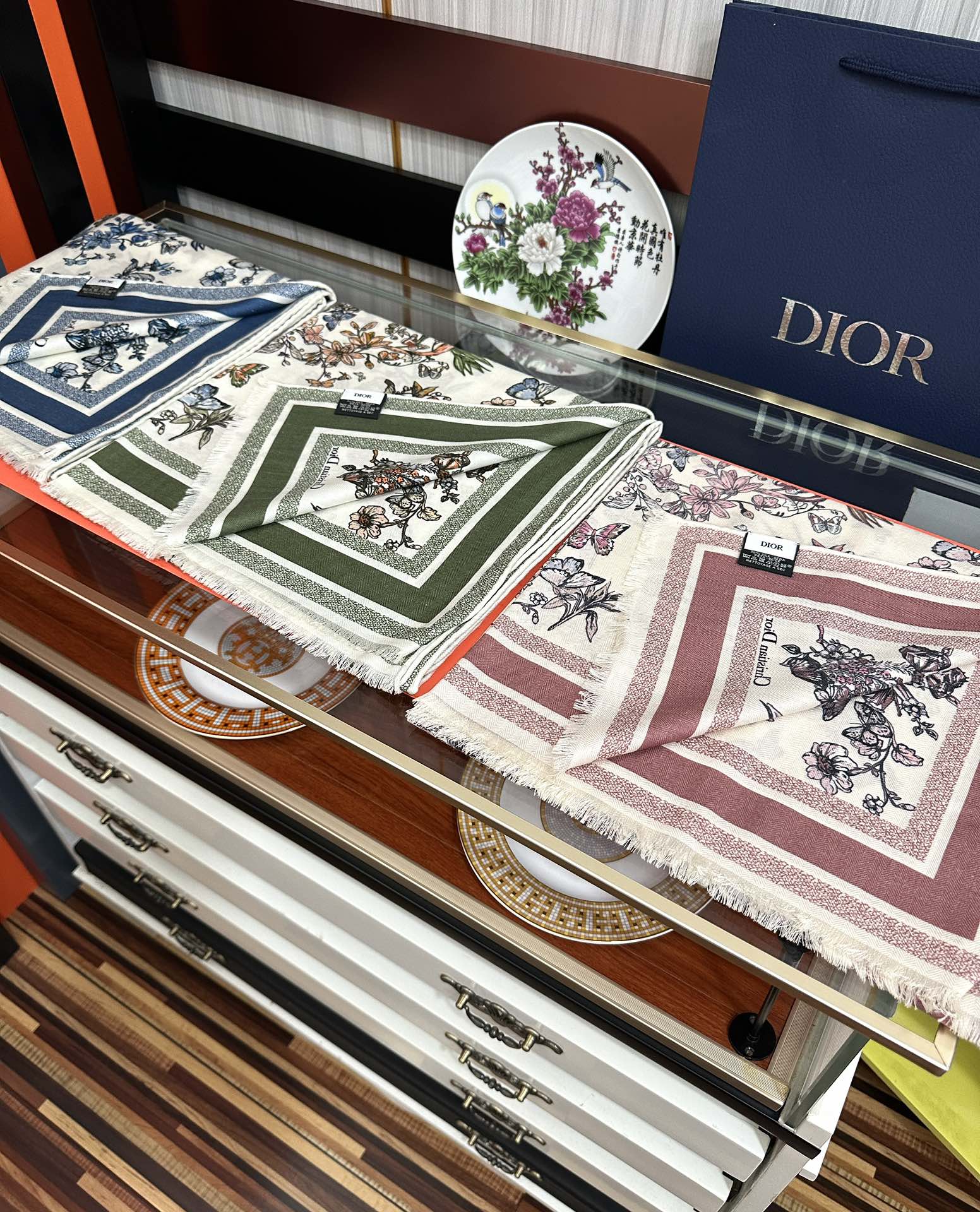 Dior 迪奥 2051双面同色【花卉系列】太美了 下手一定要快 四季都可以用 真心美的让人非常非上身效果简直美翻了 品质非常完美 整个围巾给人气场的同时又非常 秀丽 绝对值得入手的新款 实物一拿到就会庆幸自己是女人的绝美好货 尺寸：65x185