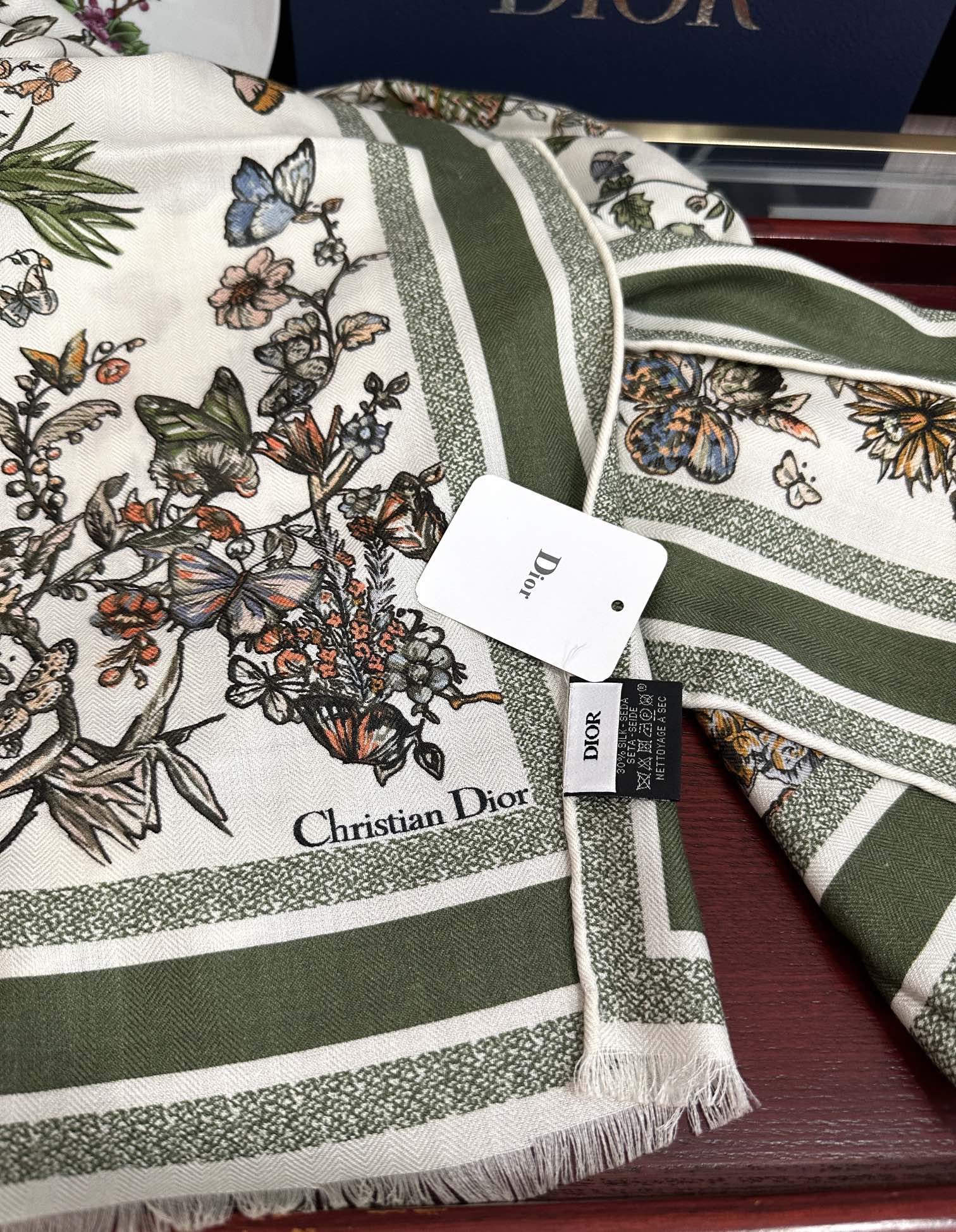 Dior 迪奥 2051双面同色【花卉系列】太美了 下手一定要快 四季都可以用 真心美的让人非常非上身效果简直美翻了 品质非常完美 整个围巾给人气场的同时又非常 秀丽 绝对值得入手的新款 实物一拿到就会庆幸自己是女人的绝美好货 尺寸：65x185