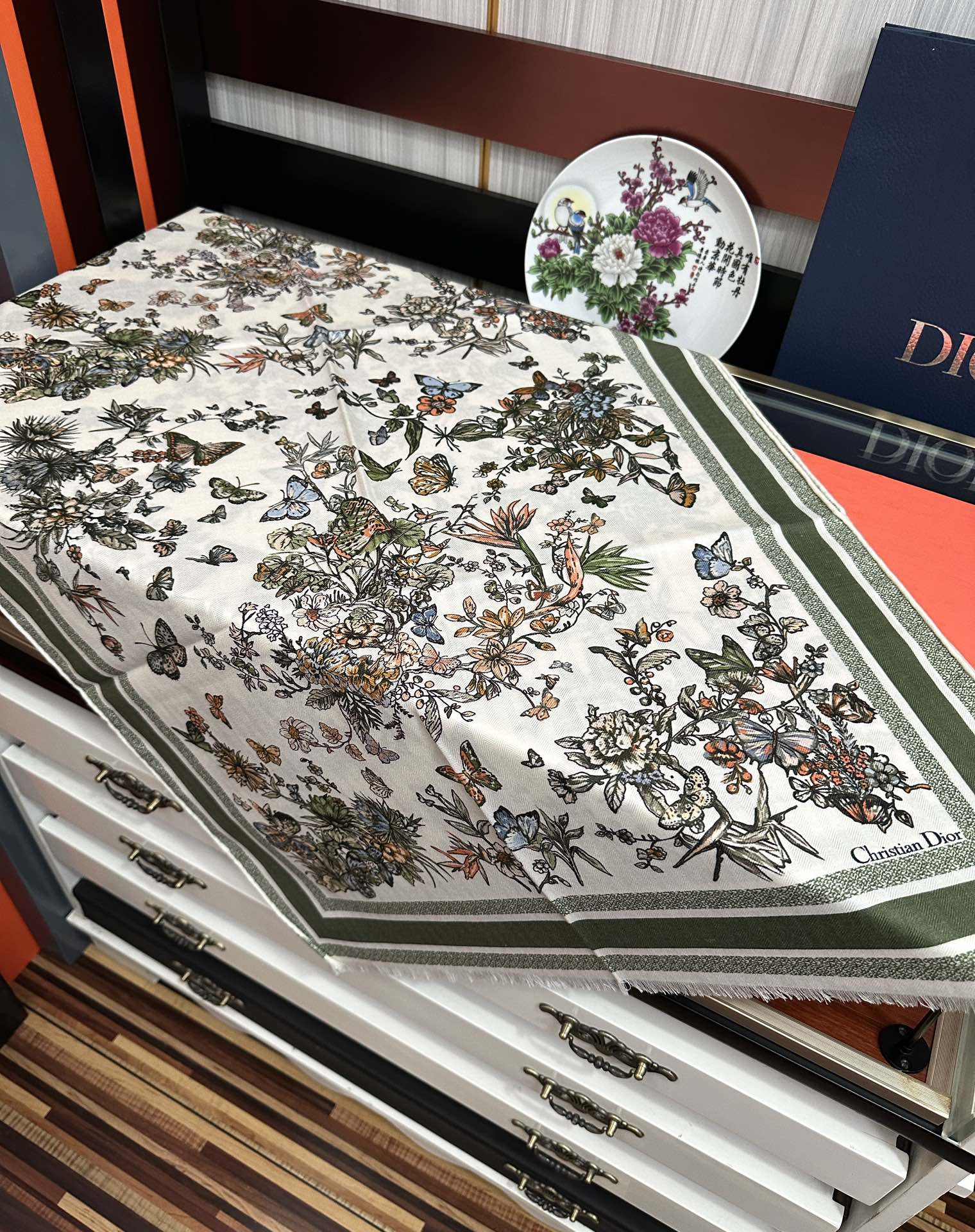 Dior 迪奥 2051双面同色【花卉系列】太美了 下手一定要快 四季都可以用 真心美的让人非常非上身效果简直美翻了 品质非常完美 整个围巾给人气场的同时又非常 秀丽 绝对值得入手的新款 实物一拿到就会庆幸自己是女人的绝美好货 尺寸：65x185