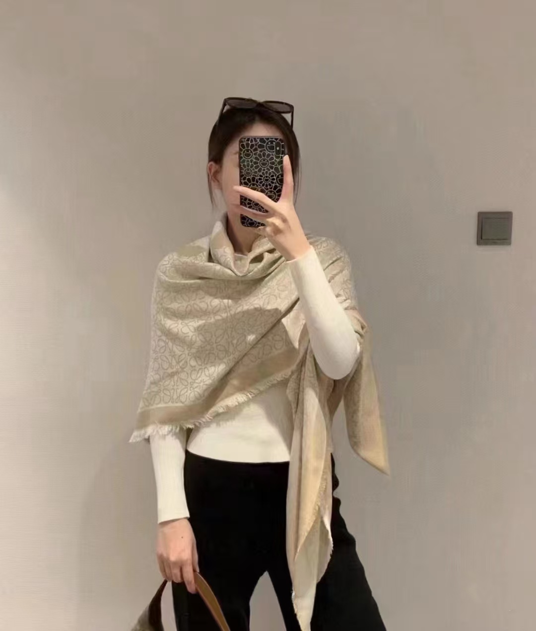 Loewe 罗意威【 logo标志方巾】 很幸运拿到這个东西 真的不多见 很少在国內做订单 款式真的少的可作为西班牙的顶尖 秉承传统技艺散发独特的西班牙贵族气息 本款橱窗定制款 围巾整体构图为他们最 的LOGO风格设计 尺寸：140x140