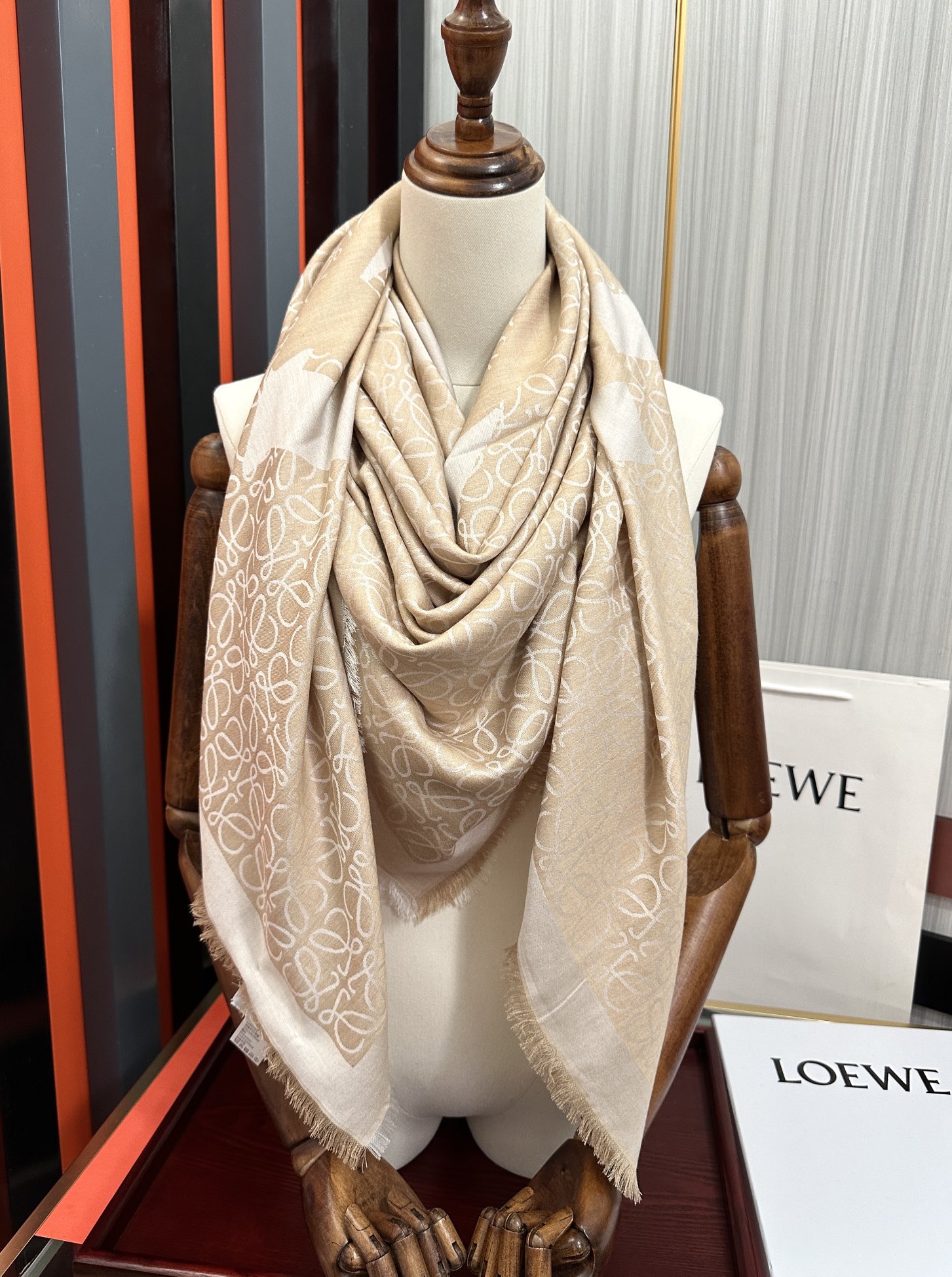 Loewe 罗意威【 logo标志方巾】 很幸运拿到這个东西 真的不多见 很少在国內做订单 款式真的少的可作为西班牙的顶尖 秉承传统技艺散发独特的西班牙贵族气息 本款橱窗定制款 围巾整体构图为他们最 的LOGO风格设计 尺寸：140x140