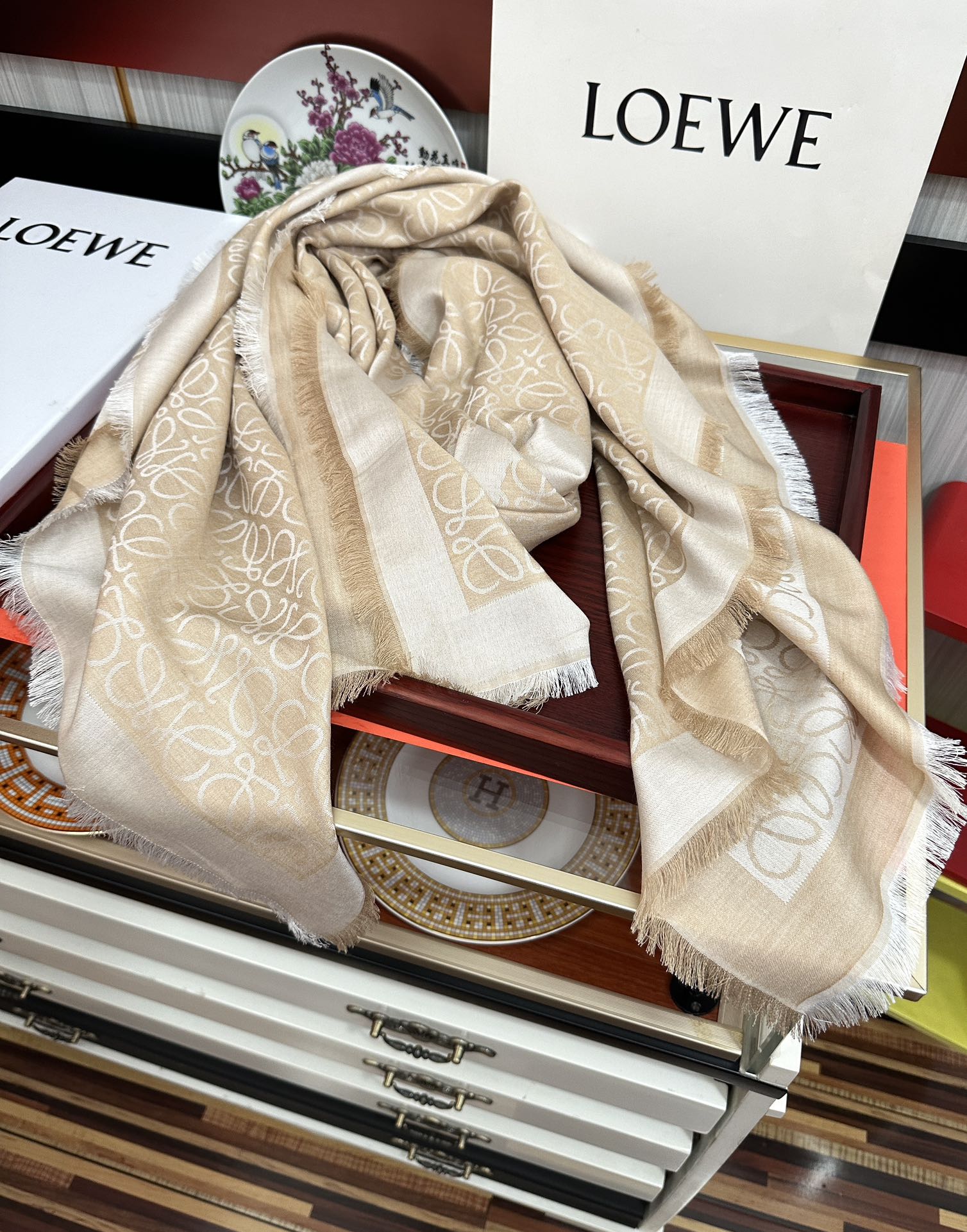 Loewe 罗意威【 logo标志方巾】 很幸运拿到這个东西 真的不多见 很少在国內做订单 款式真的少的可作为西班牙的顶尖 秉承传统技艺散发独特的西班牙贵族气息 本款橱窗定制款 围巾整体构图为他们最 的LOGO风格设计 尺寸：140x140