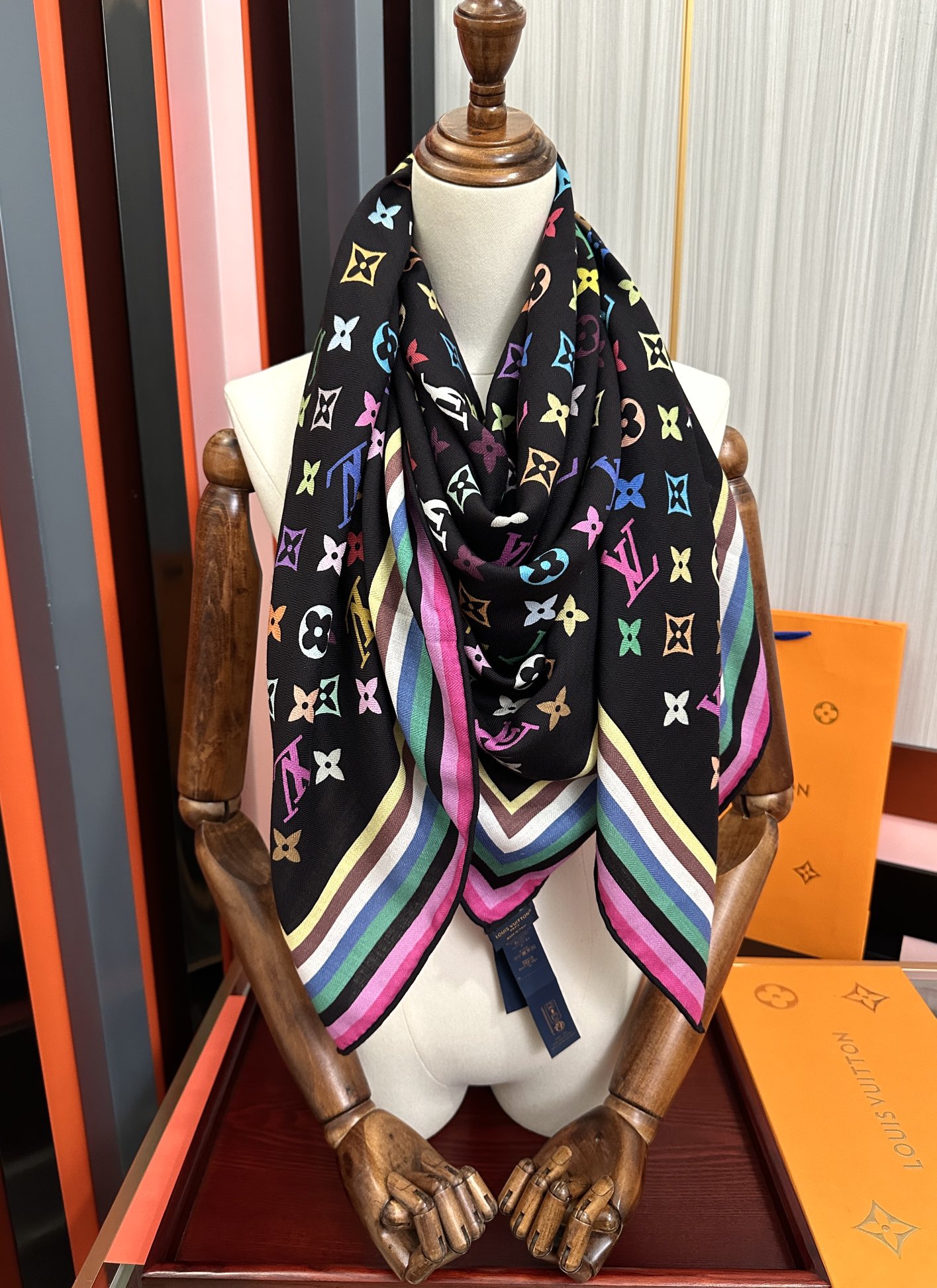 上新【双面同色】L v 高品质 👍ZG同步 本款方巾全新加入 致意路易的旅行传承[得意]丝印工艺刻画丰富