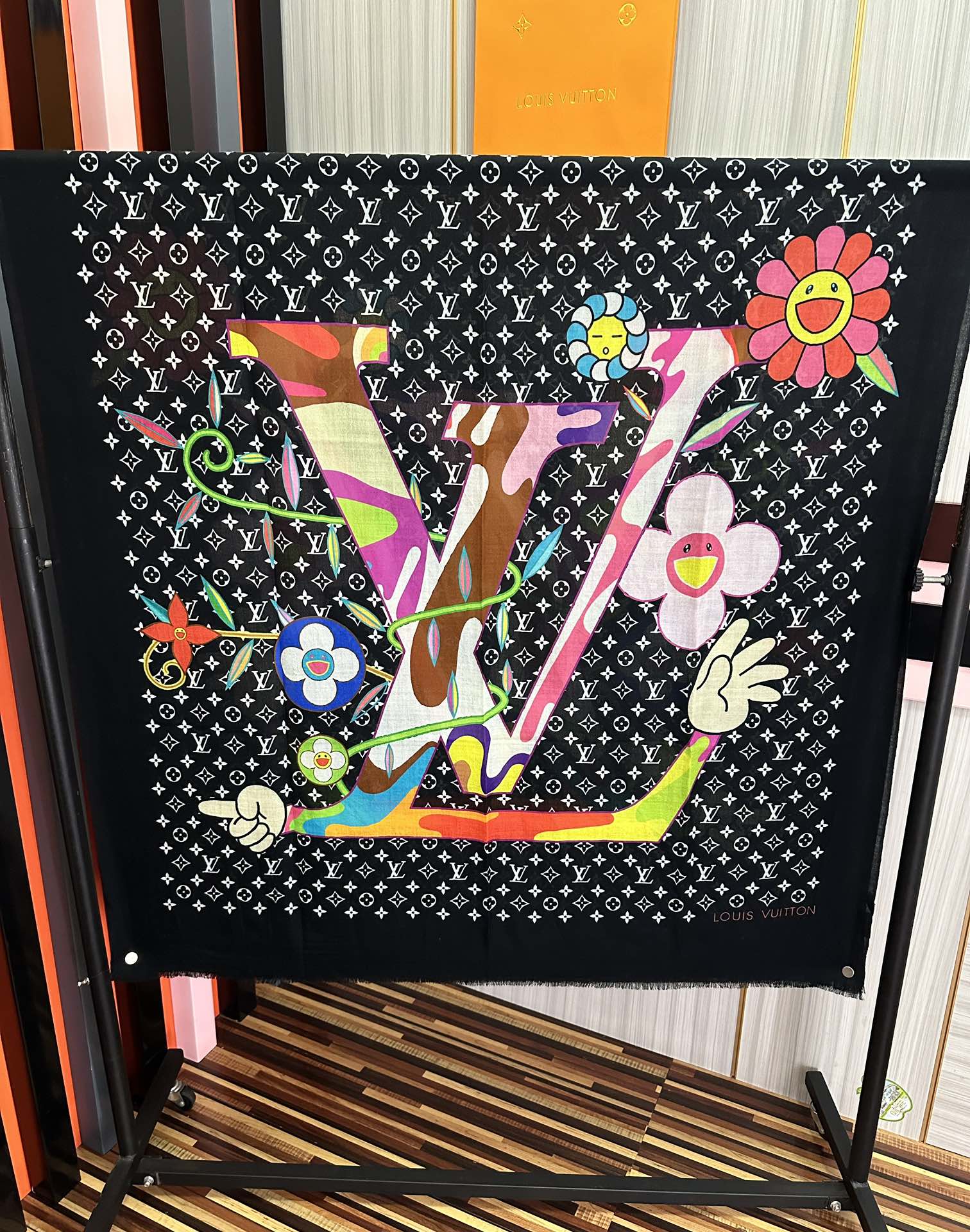 。L V 2026 最新款[得意]顶级设计太美了，真心赞👍【羊绒长巾】😘💍实物真心美 🎀披肩配以印花💓💃