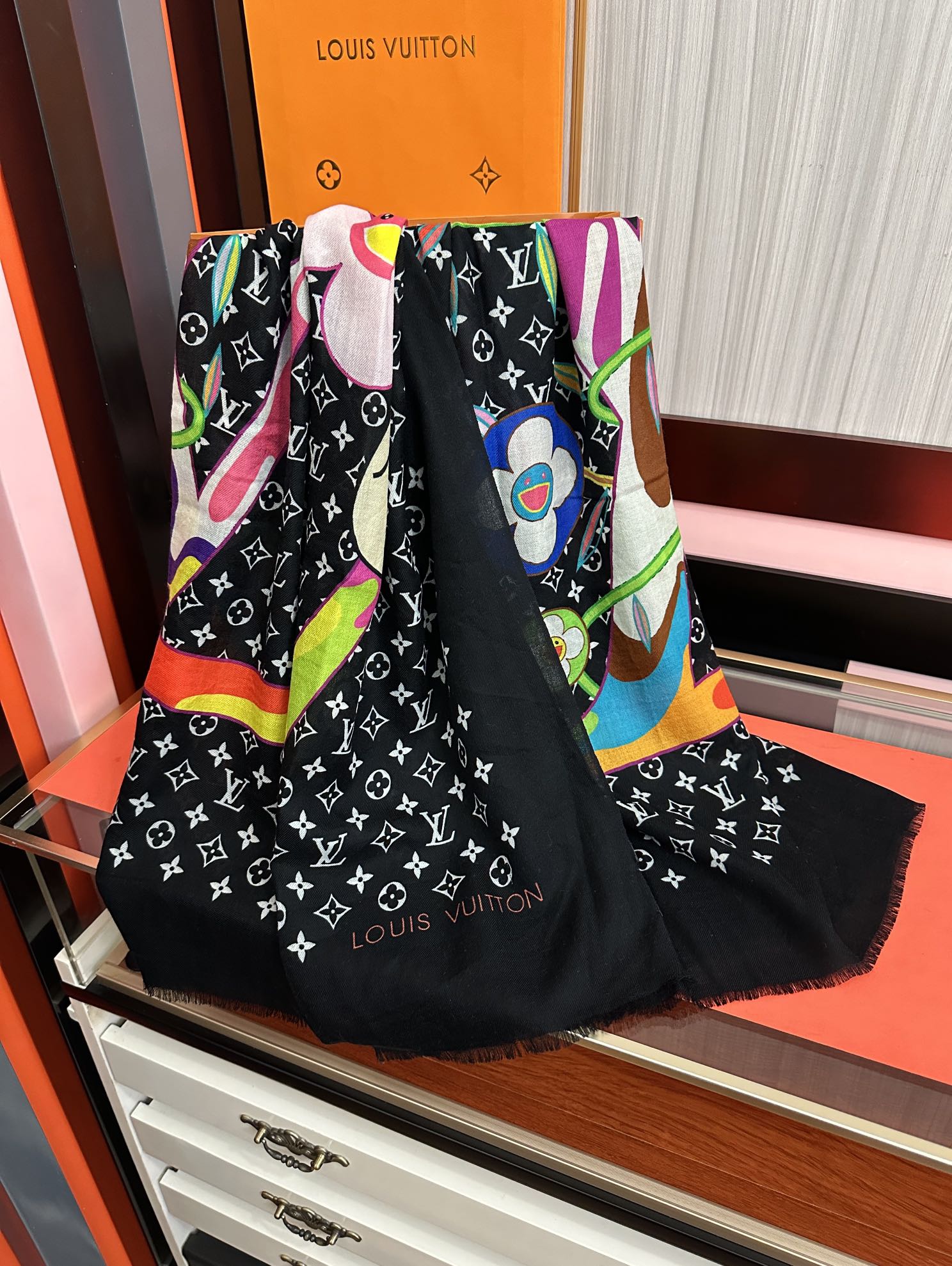 。L V 2026 最新款[得意]顶级设计太美了，真心赞👍【羊绒长巾】😘💍实物真心美 🎀披肩配以印花💓💃