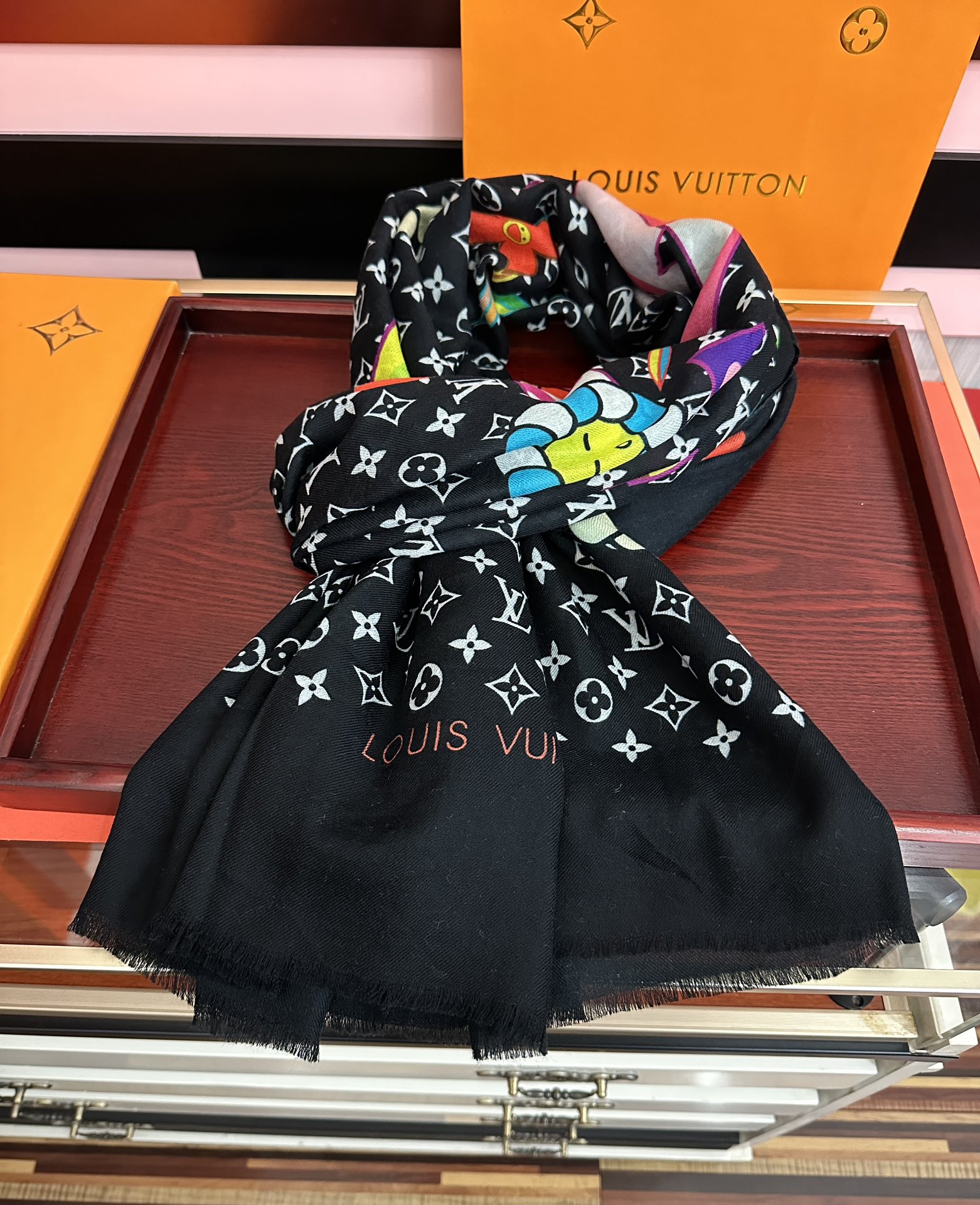 。L V 2026 最新款[得意]顶级设计太美了，真心赞👍【羊绒长巾】😘💍实物真心美 🎀披肩配以印花💓💃