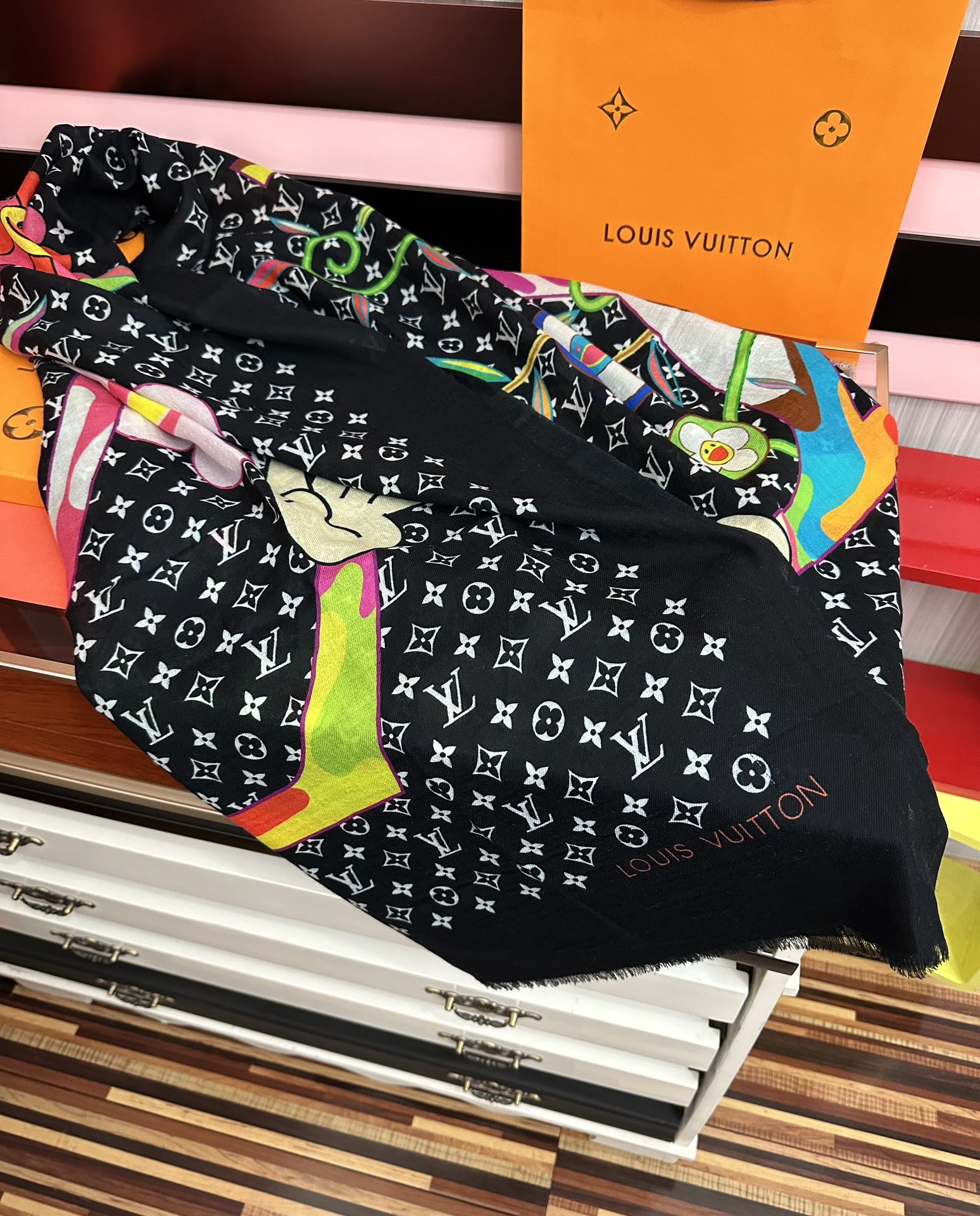 。L V 2026 最新款[得意]顶级设计太美了，真心赞👍【羊绒长巾】😘💍实物真心美 🎀披肩配以印花💓💃