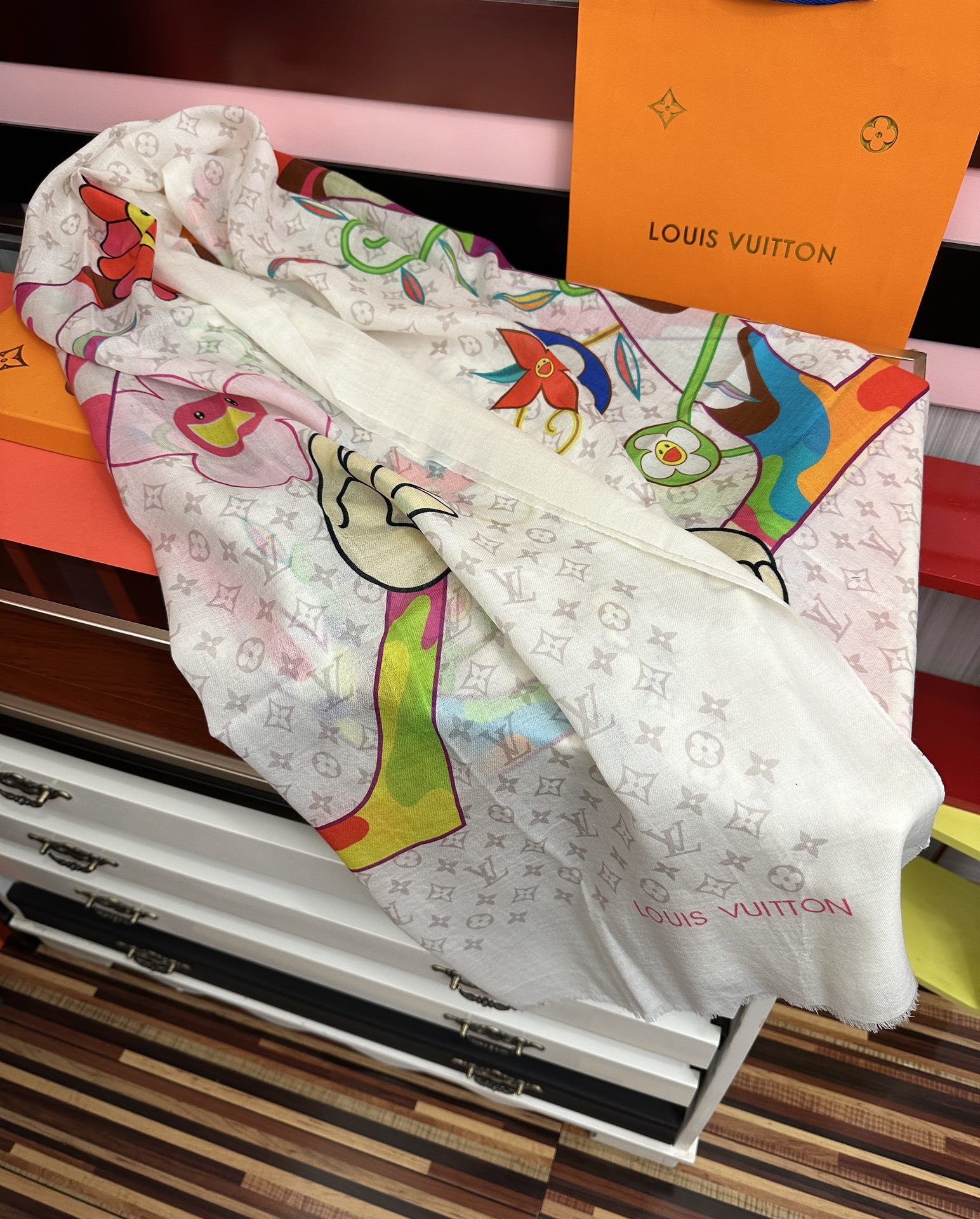 。L V 2026 最新款[得意]顶级设计太美了，真心赞👍【羊绒长巾】😘💍实物真心美 🎀披肩配以印花💓💃