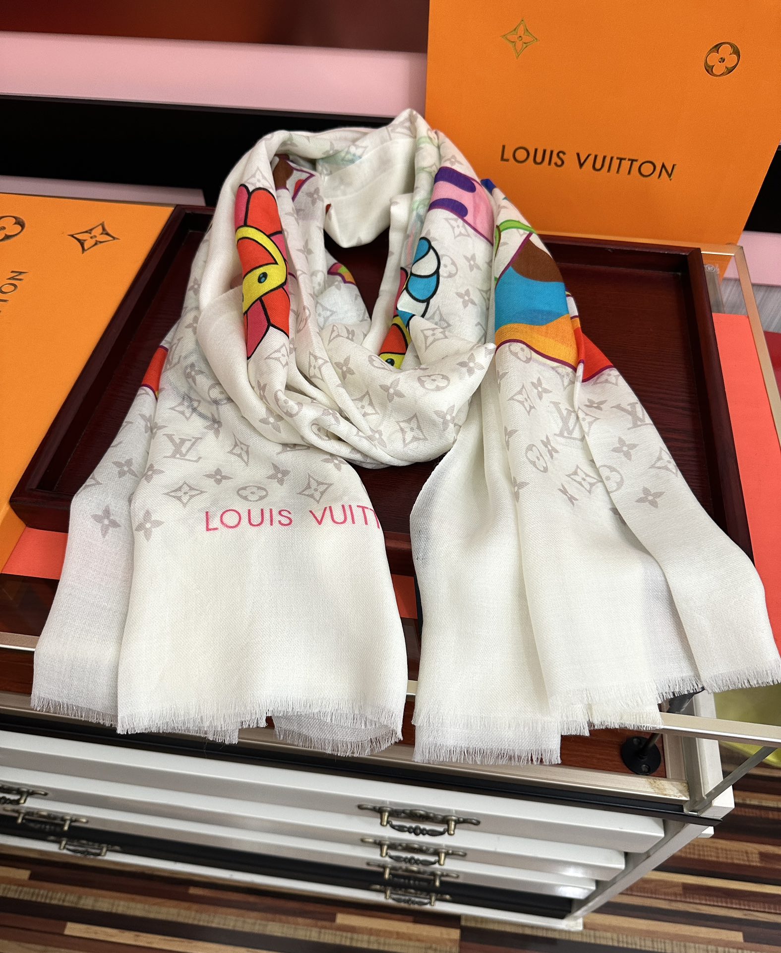 。L V 2026 最新款[得意]顶级设计太美了，真心赞👍【羊绒长巾】😘💍实物真心美 🎀披肩配以印花💓💃