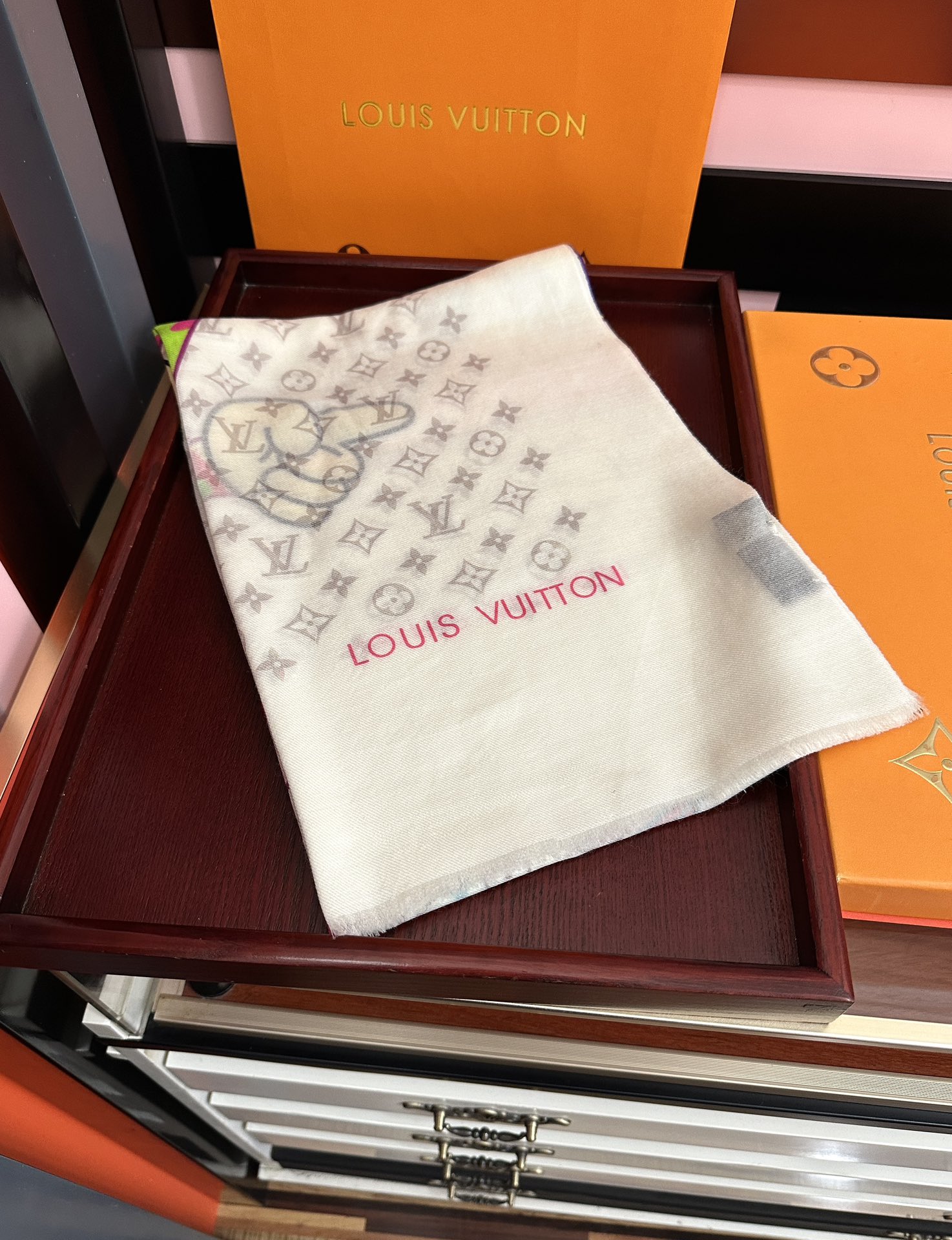 。L V 2026 最新款[得意]顶级设计太美了，真心赞👍【羊绒长巾】😘💍实物真心美 🎀披肩配以印花💓💃