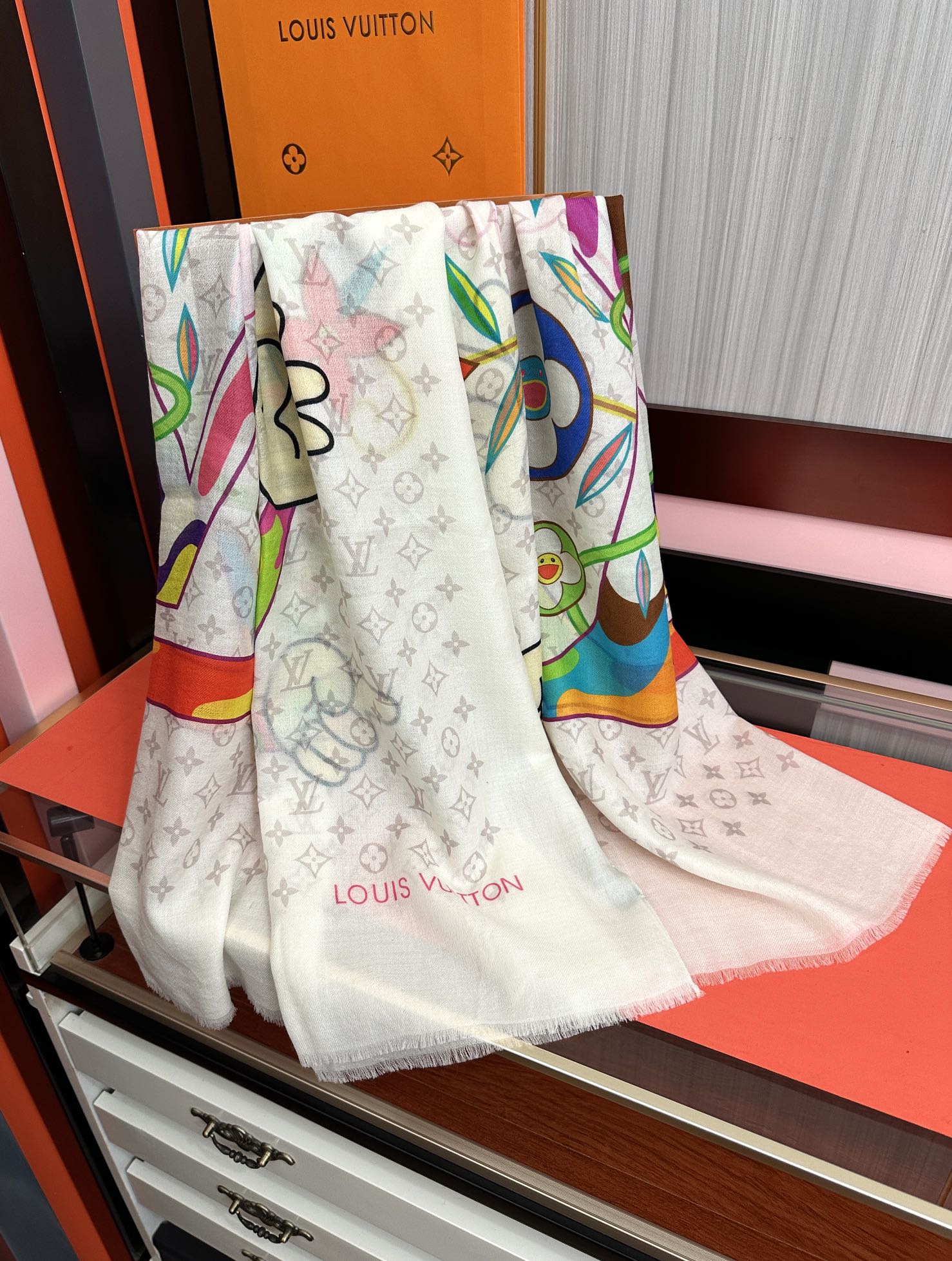 。L V 2026 最新款[得意]顶级设计太美了，真心赞👍【羊绒长巾】😘💍实物真心美 🎀披肩配以印花💓💃