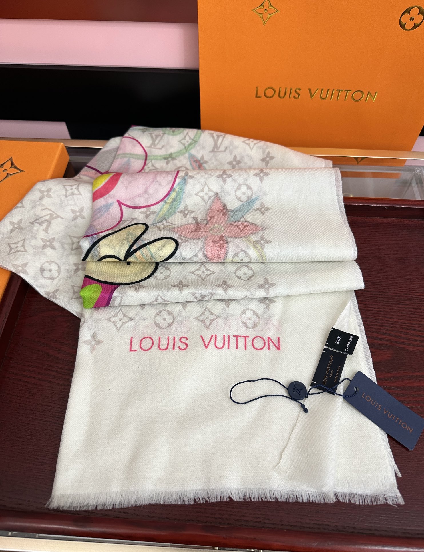 。L V 2026 最新款[得意]顶级设计太美了，真心赞👍【羊绒长巾】😘💍实物真心美 🎀披肩配以印花💓💃