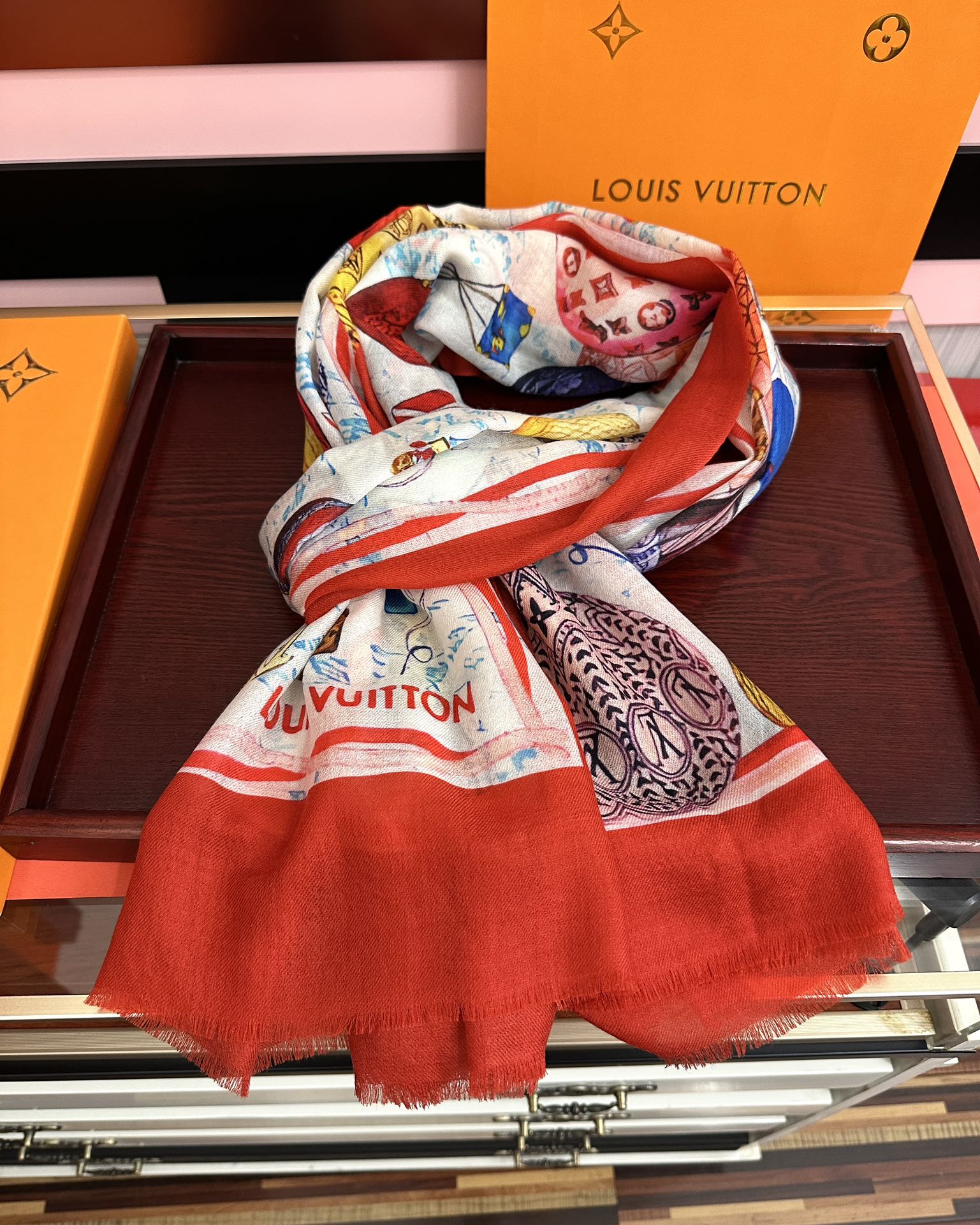 。上新L v 2026最新款【热气球🎈】顶级设计太美了，真心赞👍😘💍实物真心美 🎀披肩配以印花💓💃🏻无论