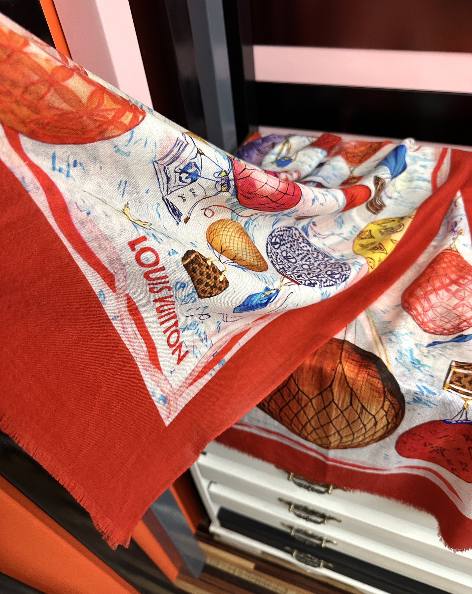 。上新L v 2026最新款【热气球🎈】顶级设计太美了，真心赞👍😘💍实物真心美 🎀披肩配以印花💓💃🏻无论