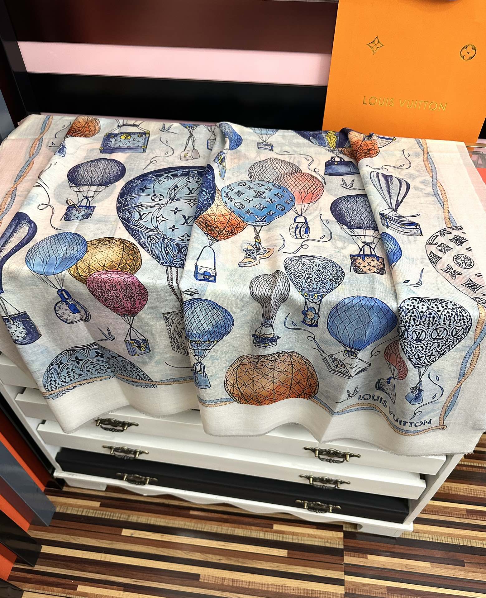 。上新L v 2026最新款【热气球🎈】顶级设计太美了，真心赞👍😘💍实物真心美 🎀披肩配以印花💓💃🏻无论