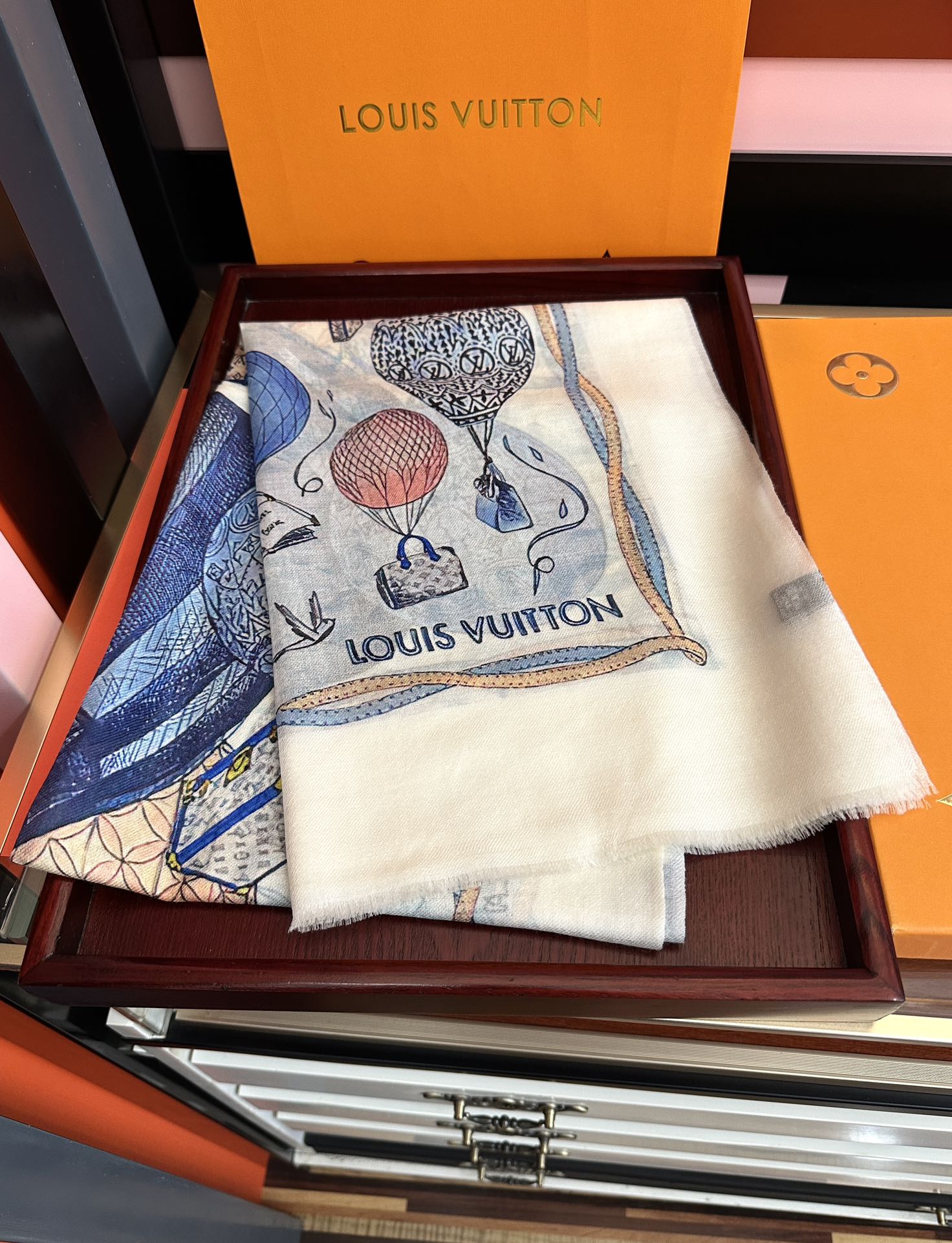 。上新L v 2026最新款【热气球🎈】顶级设计太美了，真心赞👍😘💍实物真心美 🎀披肩配以印花💓💃🏻无论