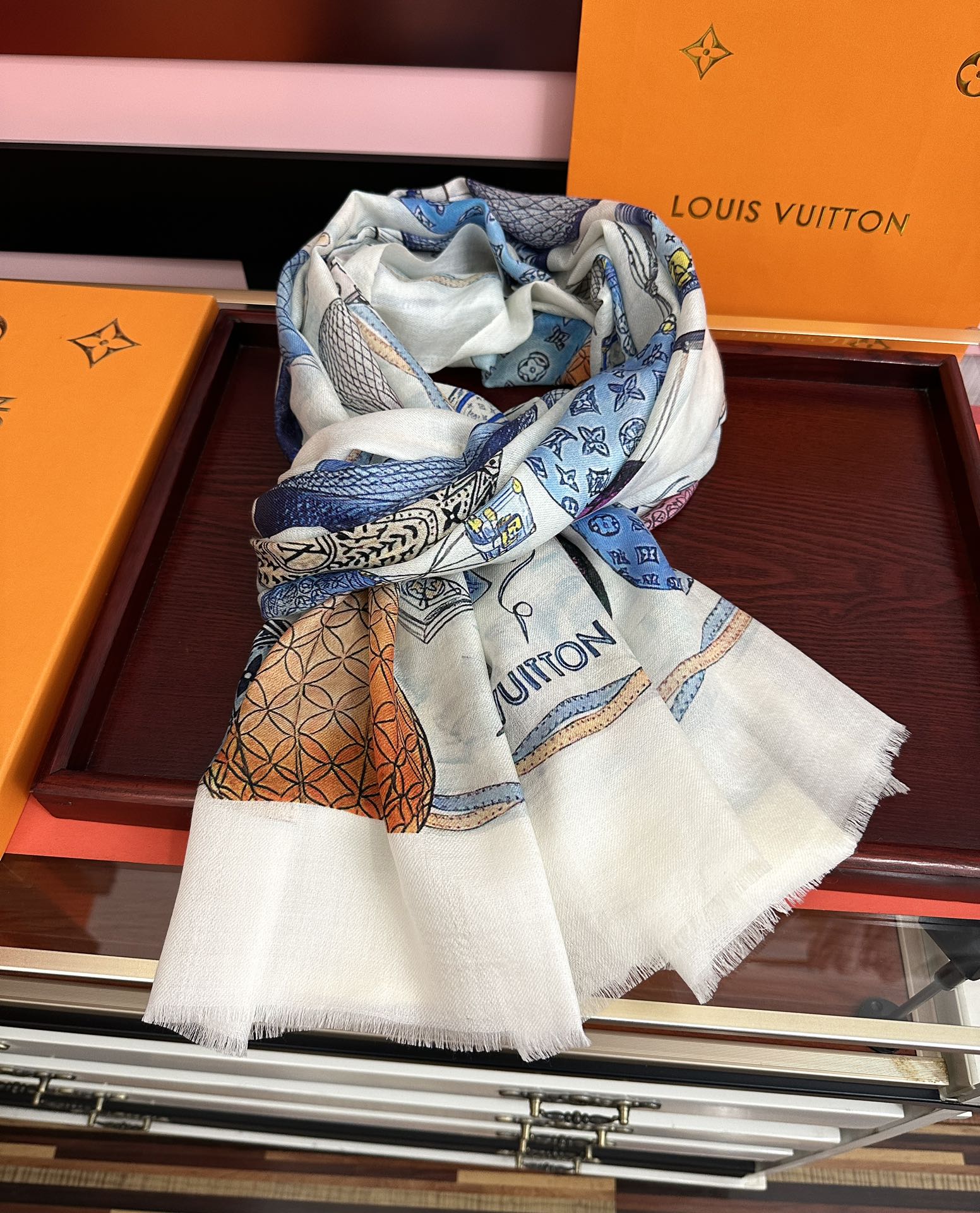 。上新L v 2026最新款【热气球🎈】顶级设计太美了，真心赞👍😘💍实物真心美 🎀披肩配以印花💓💃🏻无论