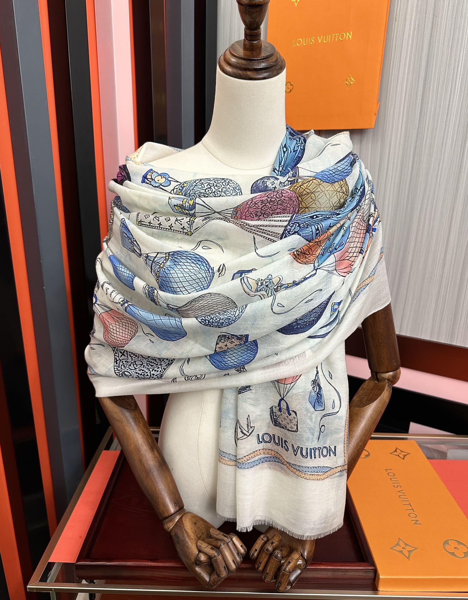 。上新L v 2026最新款【热气球🎈】顶级设计太美了，真心赞👍😘💍实物真心美 🎀披肩配以印花💓💃🏻无论