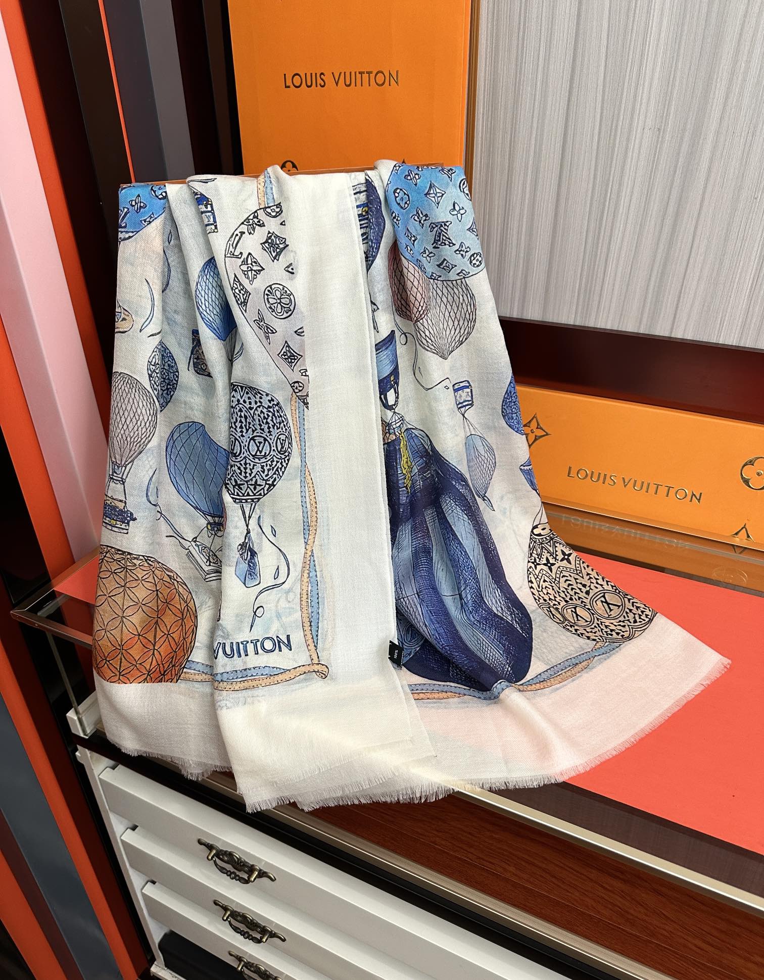 。上新L v 2026最新款【热气球🎈】顶级设计太美了，真心赞👍😘💍实物真心美 🎀披肩配以印花💓💃🏻无论