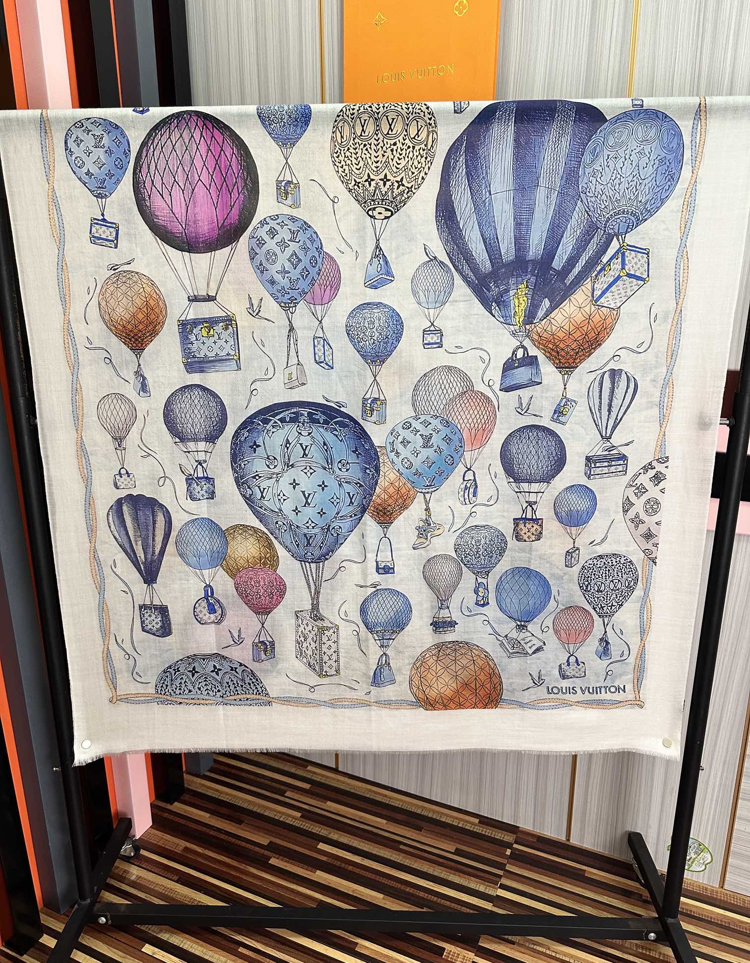 。上新L v 2026最新款【热气球🎈】顶级设计太美了，真心赞👍😘💍实物真心美 🎀披肩配以印花💓💃🏻无论