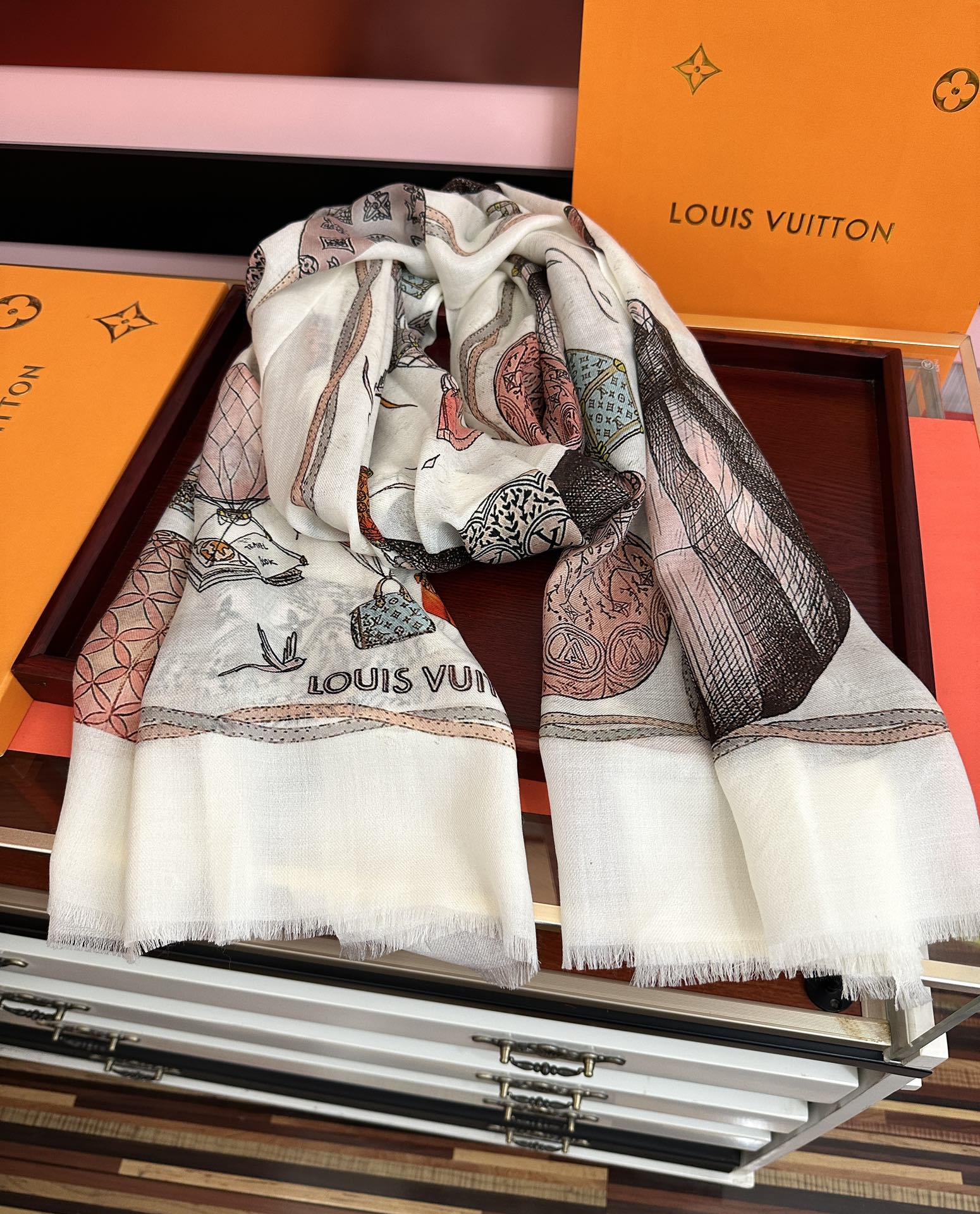 。上新L v 2026最新款【热气球🎈】顶级设计太美了，真心赞👍😘💍实物真心美 🎀披肩配以印花💓💃🏻无论