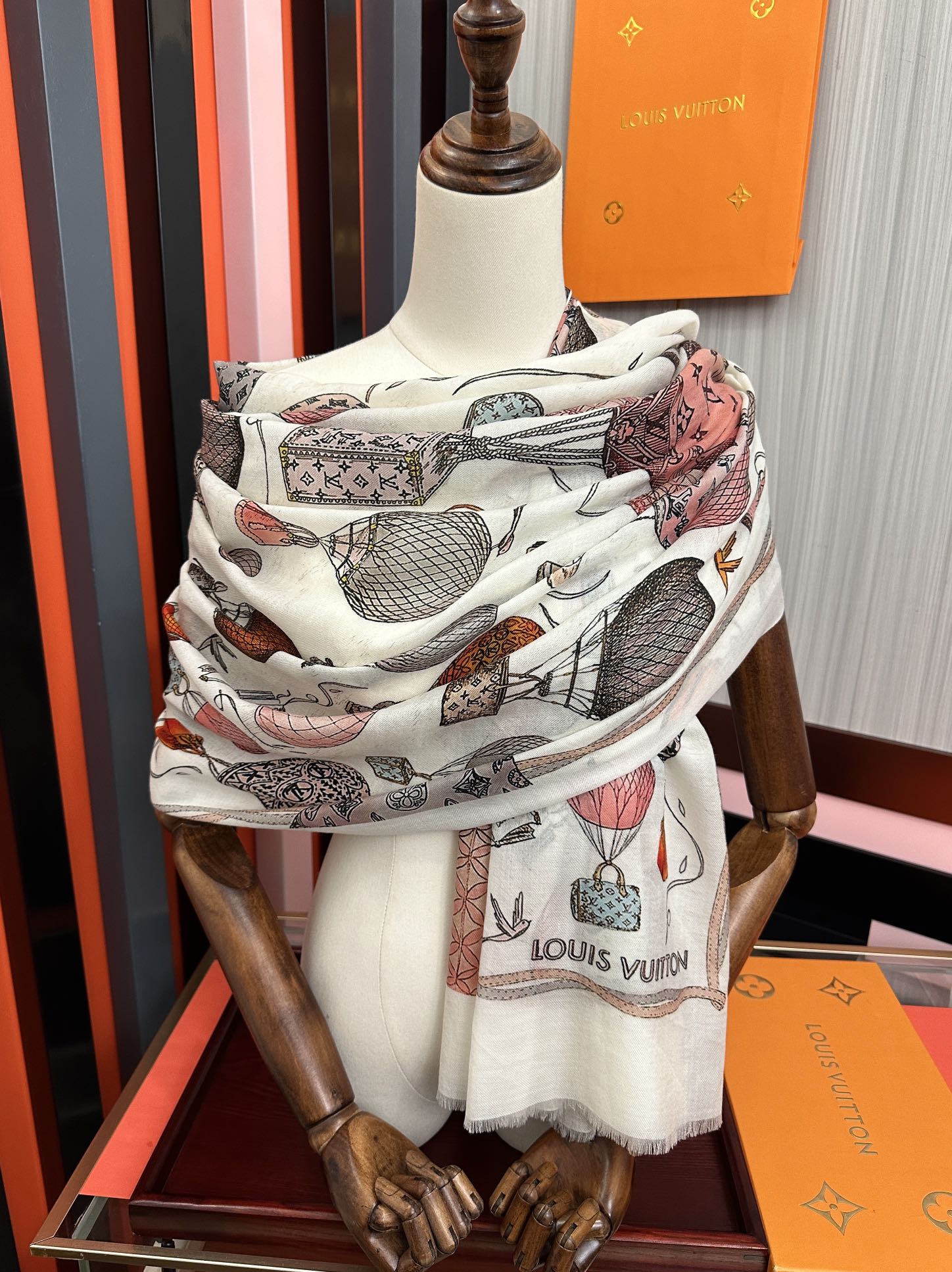 。上新L v 2026最新款【热气球🎈】顶级设计太美了，真心赞👍😘💍实物真心美 🎀披肩配以印花💓💃🏻无论