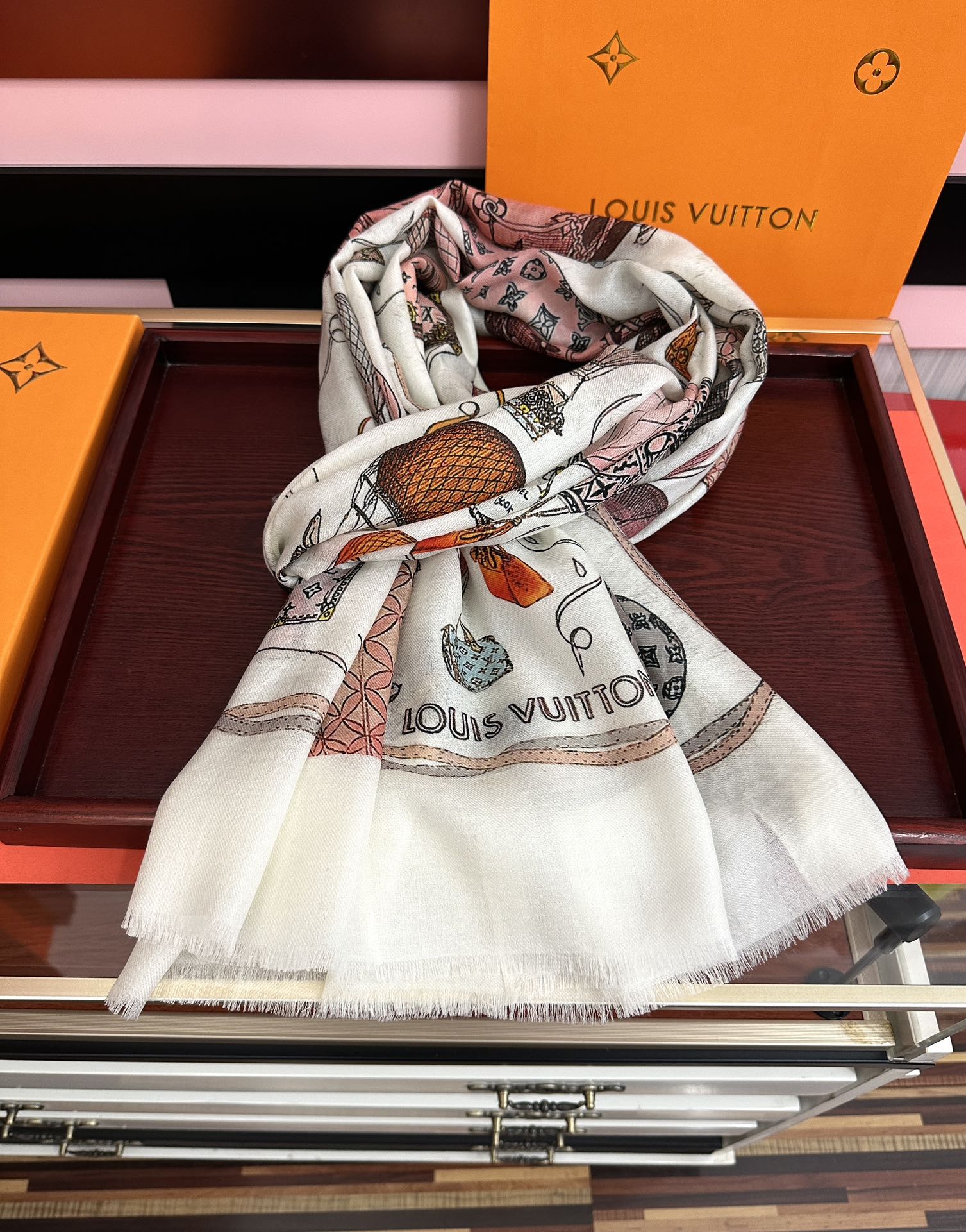 。上新L v 2026最新款【热气球🎈】顶级设计太美了，真心赞👍😘💍实物真心美 🎀披肩配以印花💓💃🏻无论