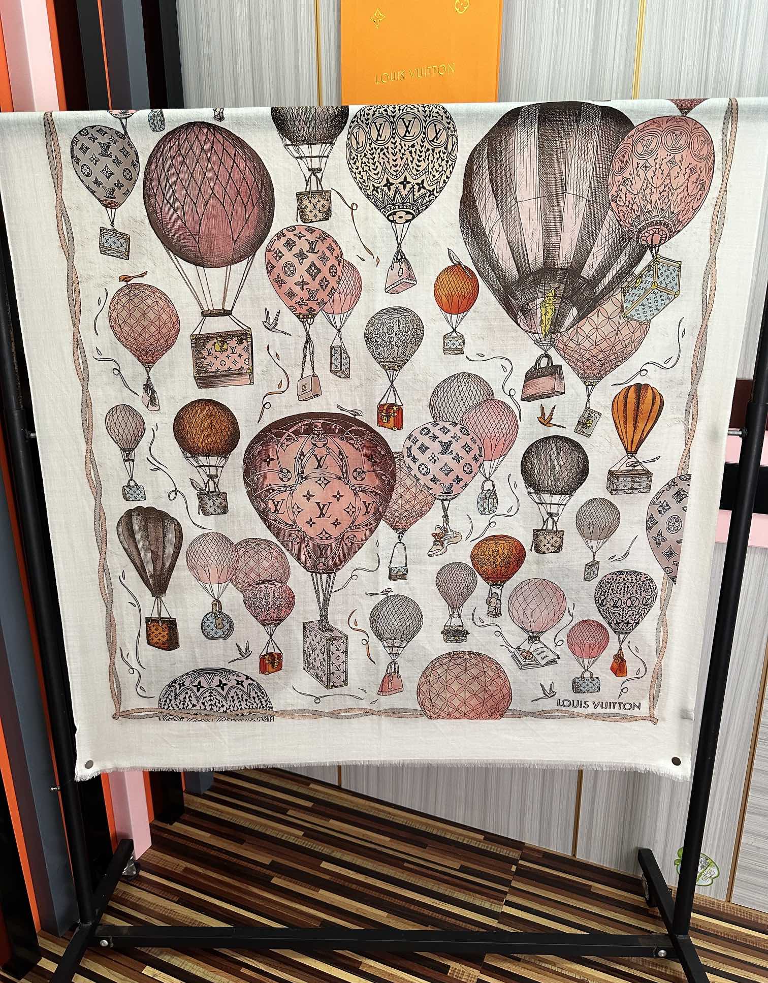 。上新L v 2026最新款【热气球🎈】顶级设计太美了，真心赞👍😘💍实物真心美 🎀披肩配以印花💓💃🏻无论