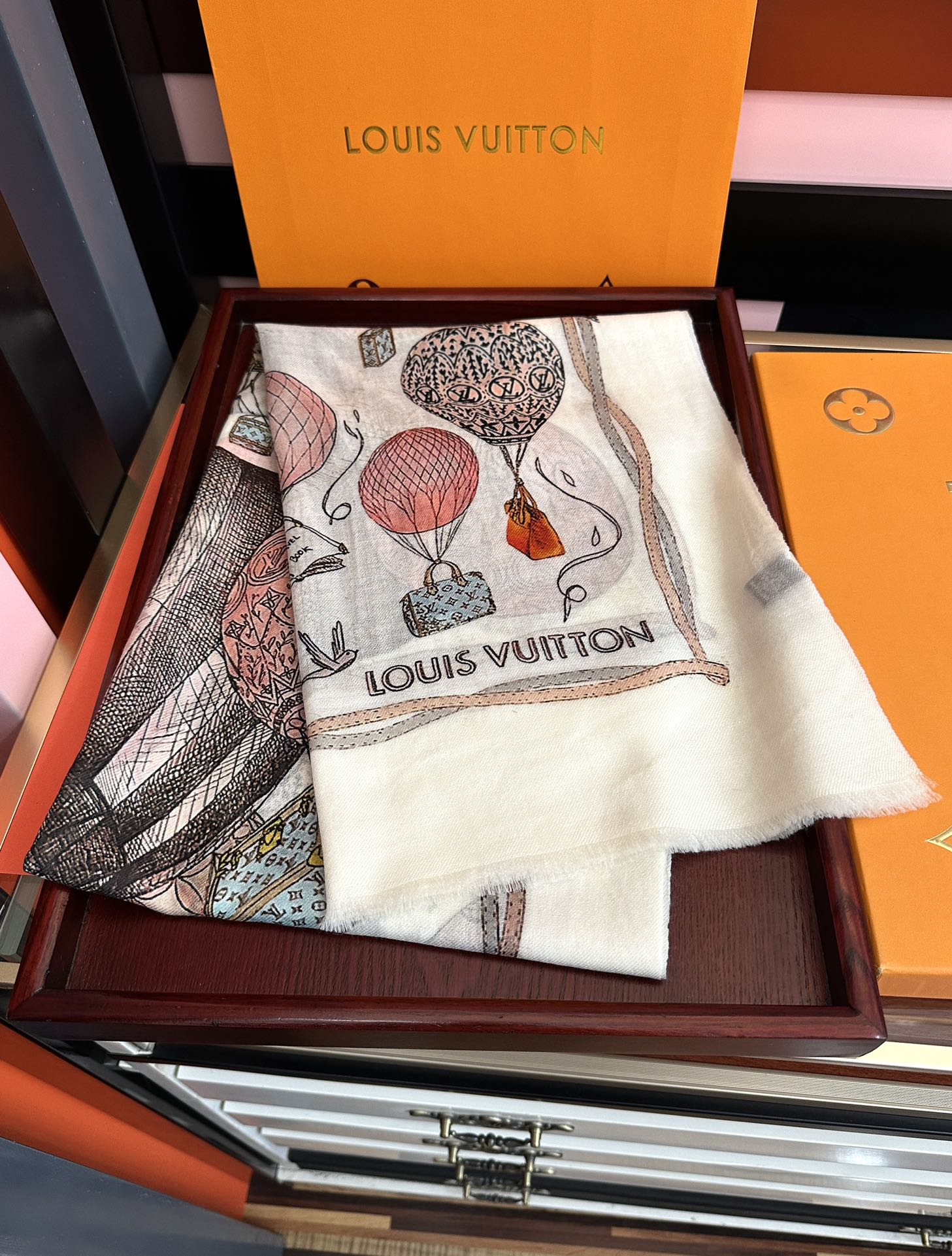 。上新L v 2026最新款【热气球🎈】顶级设计太美了，真心赞👍😘💍实物真心美 🎀披肩配以印花💓💃🏻无论