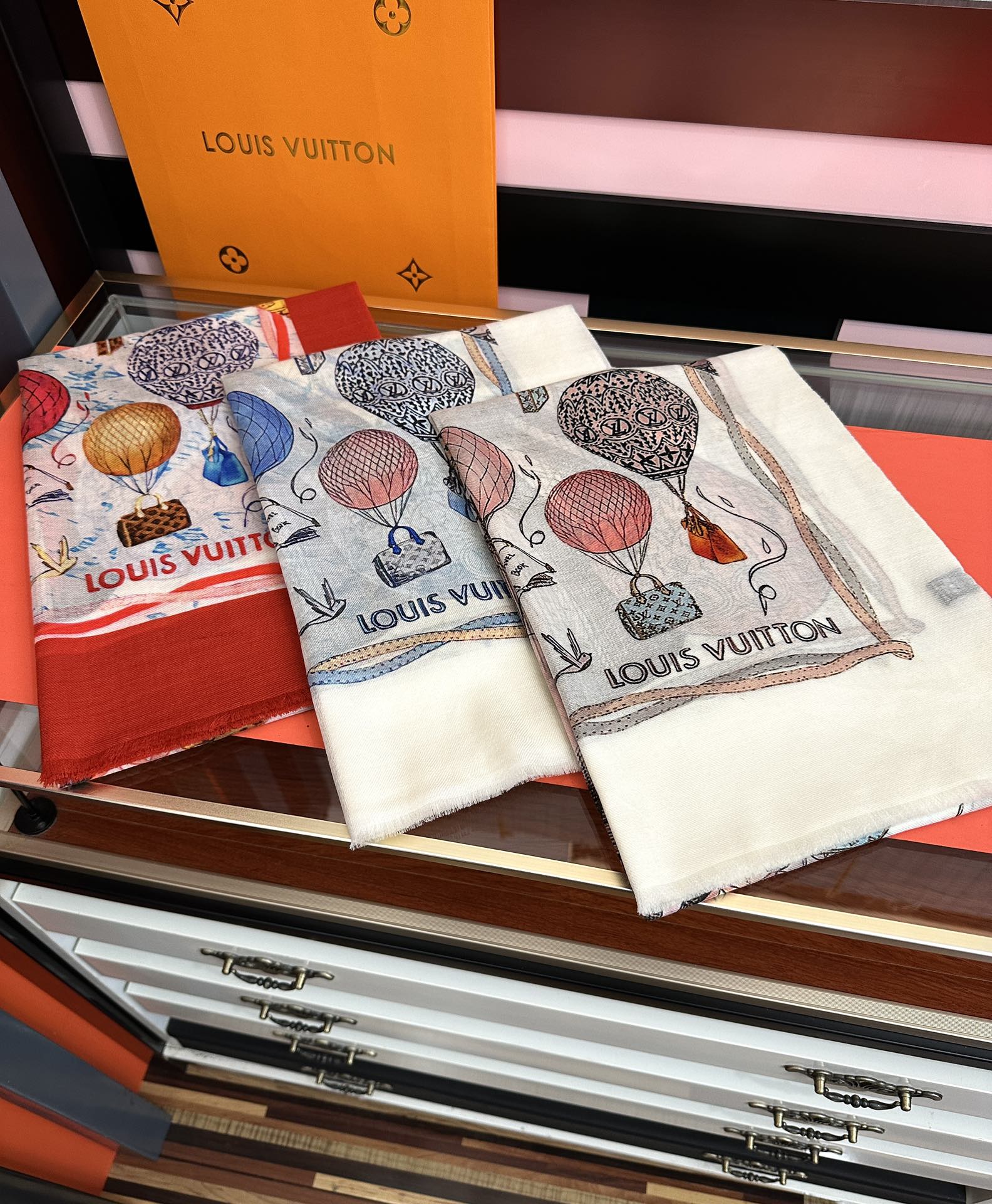 。上新L v 2026最新款【热气球🎈】顶级设计太美了，真心赞👍😘💍实物真心美 🎀披肩配以印花💓💃🏻无论