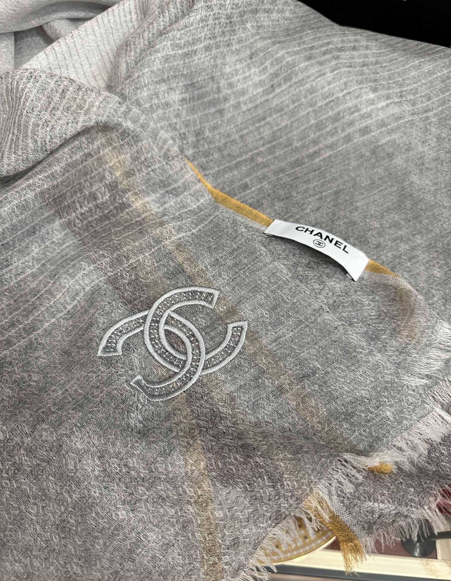 上新。2011 小香👍重磅推荐🎀太美了，人人都喜欢💕时潮人都有好几条围巾放在衣橱，🧣换条围巾就足够让你有