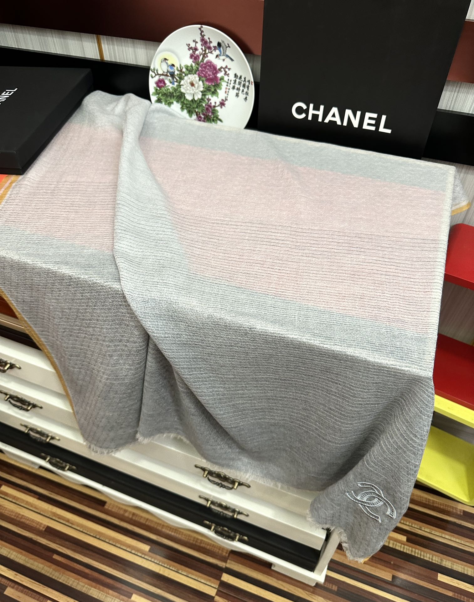 上新。2011 小香👍重磅推荐🎀太美了，人人都喜欢💕时潮人都有好几条围巾放在衣橱，🧣换条围巾就足够让你有