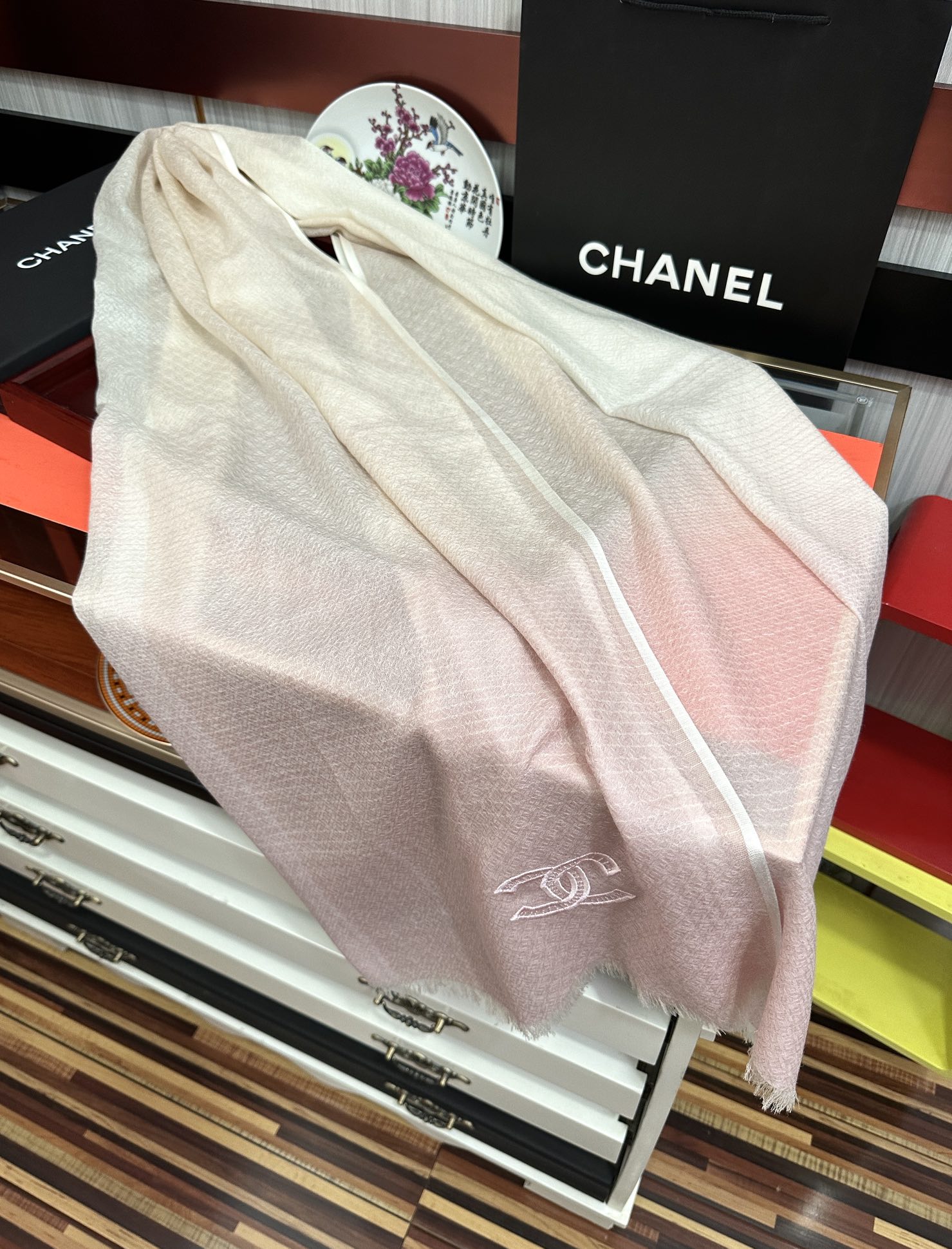 上新。2011 小香👍重磅推荐🎀太美了，人人都喜欢💕时潮人都有好几条围巾放在衣橱，🧣换条围巾就足够让你有