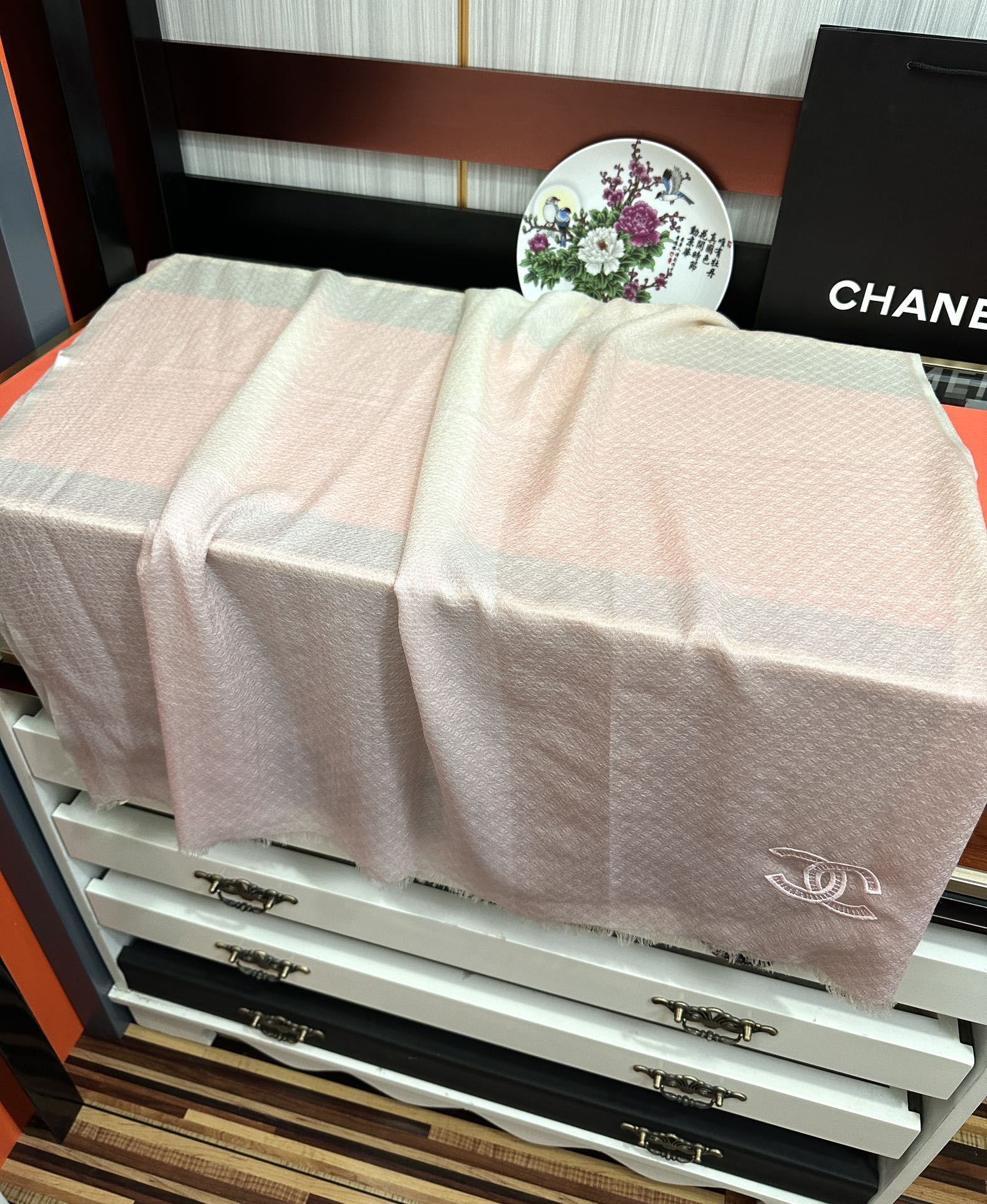 上新。2011 小香👍重磅推荐🎀太美了，人人都喜欢💕时潮人都有好几条围巾放在衣橱，🧣换条围巾就足够让你有