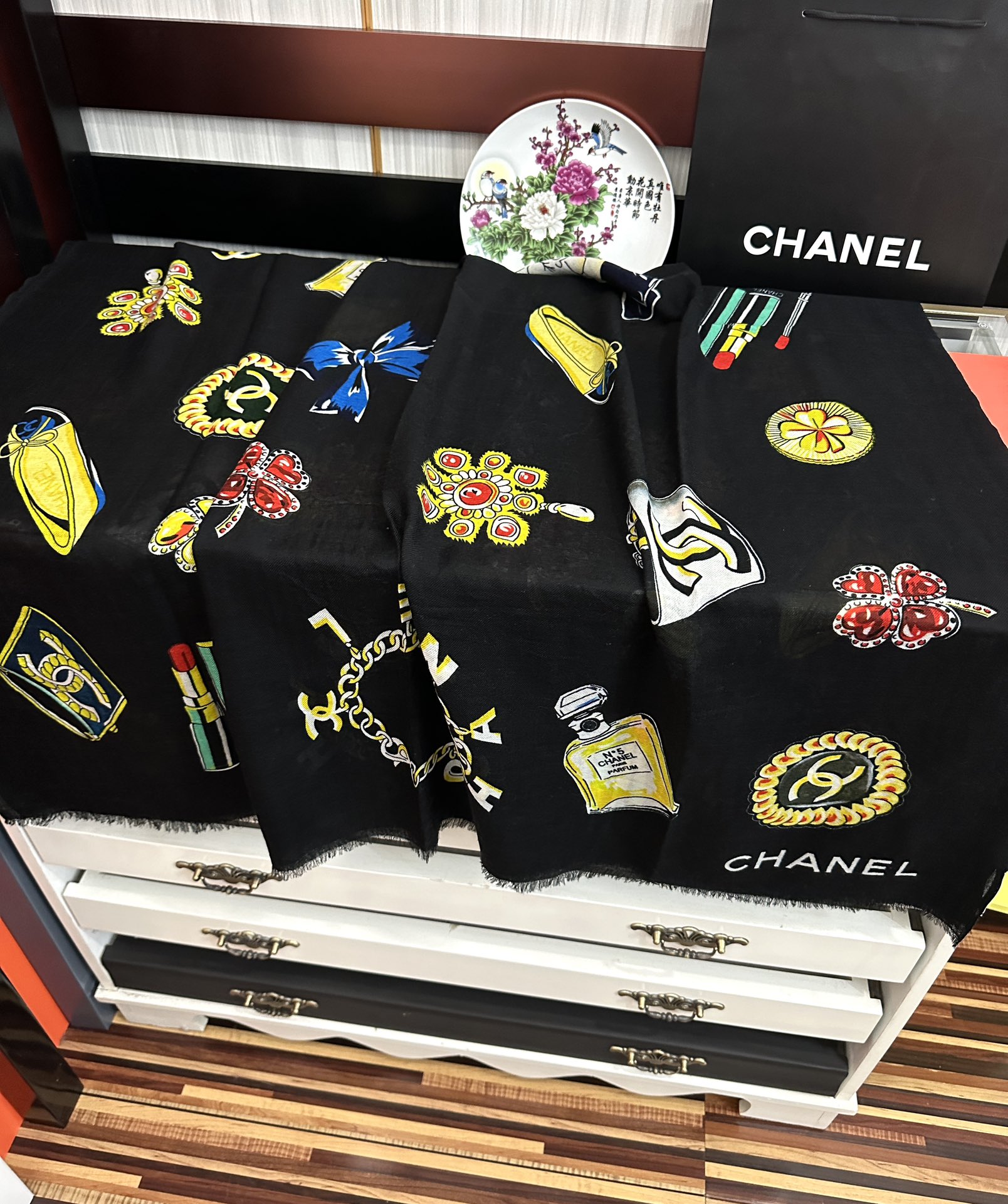 太美了2026小香最新款‼️真心赞👍😘💍实物真心美 🎀披肩配以印花💓💃🏻无论设计喷绘都是非常到位☀️细节