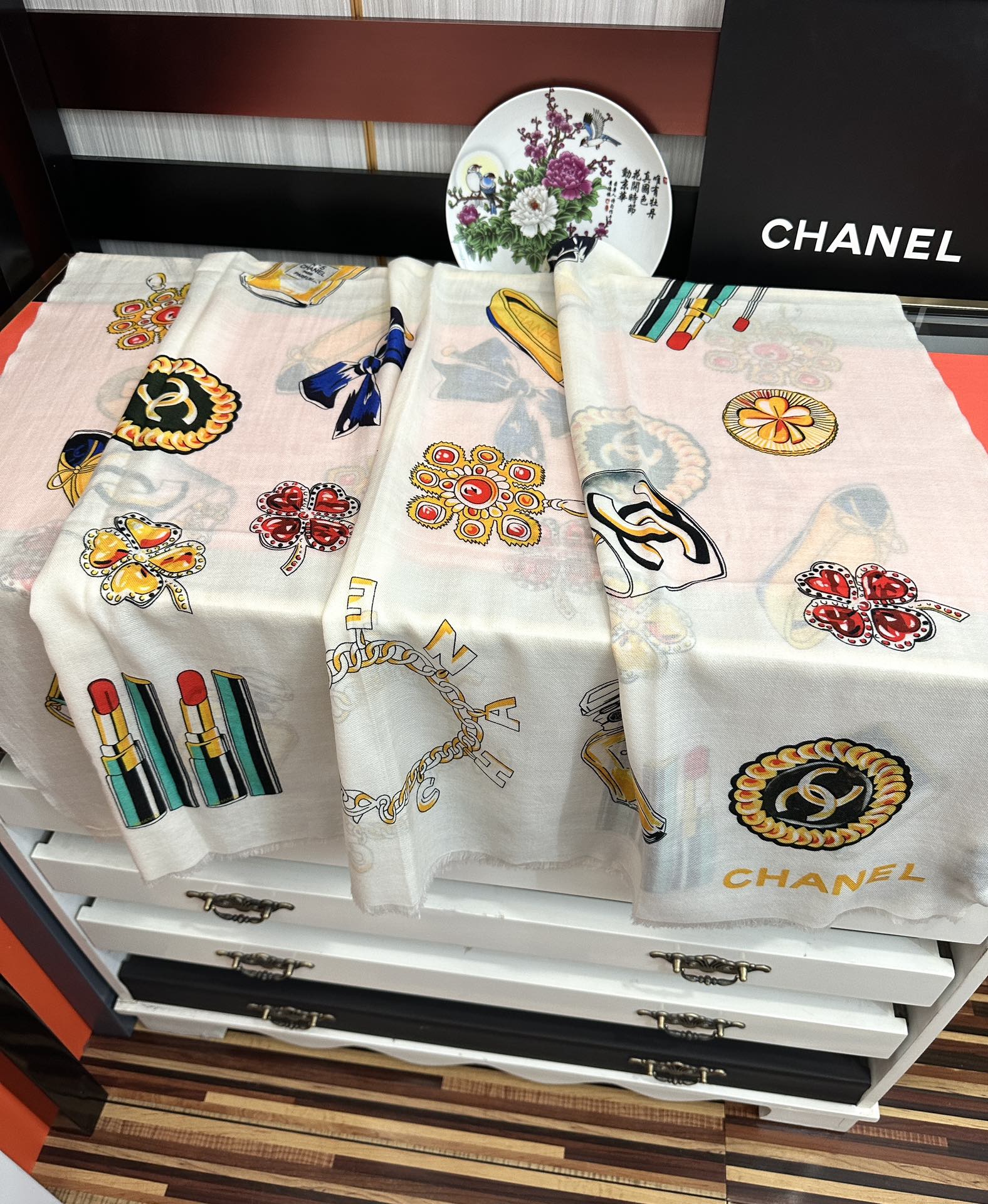 太美了2026小香最新款‼️真心赞👍😘💍实物真心美 🎀披肩配以印花💓💃🏻无论设计喷绘都是非常到位☀️细节