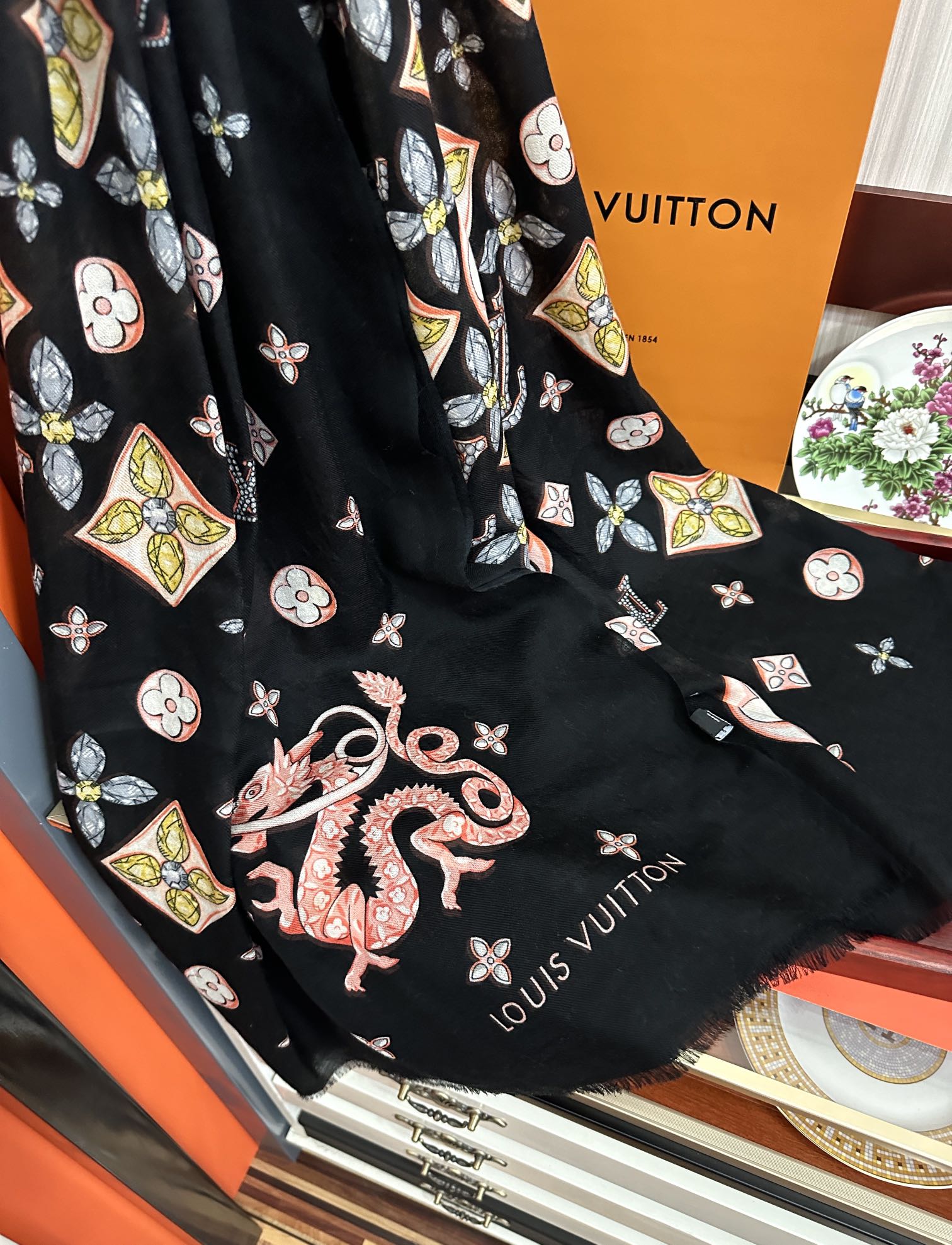 。太美了[爱心] L家 2026最新款‼️真心赞👍【羊绒长巾】😘💍实物真心美 🎀披肩配以印花💓💃🏻无论设