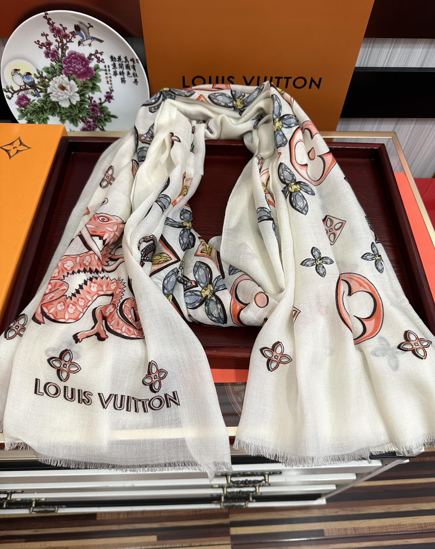 。太美了[爱心] L家 2026最新款‼️真心赞👍【羊绒长巾】😘💍实物真心美 🎀披肩配以印花💓💃🏻无论设