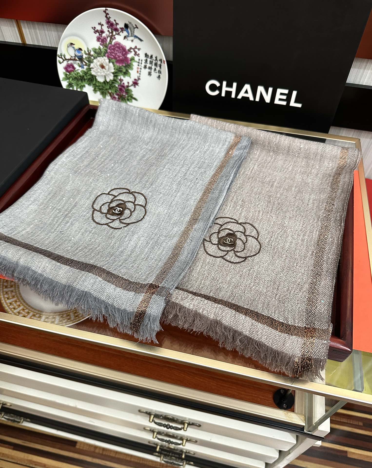 。香奈 儿👍2026重磅推荐🎀太美了👓，人人都喜欢💕时潮人都有好几条小香围巾放在衣橱，🧣换条围巾就足够让