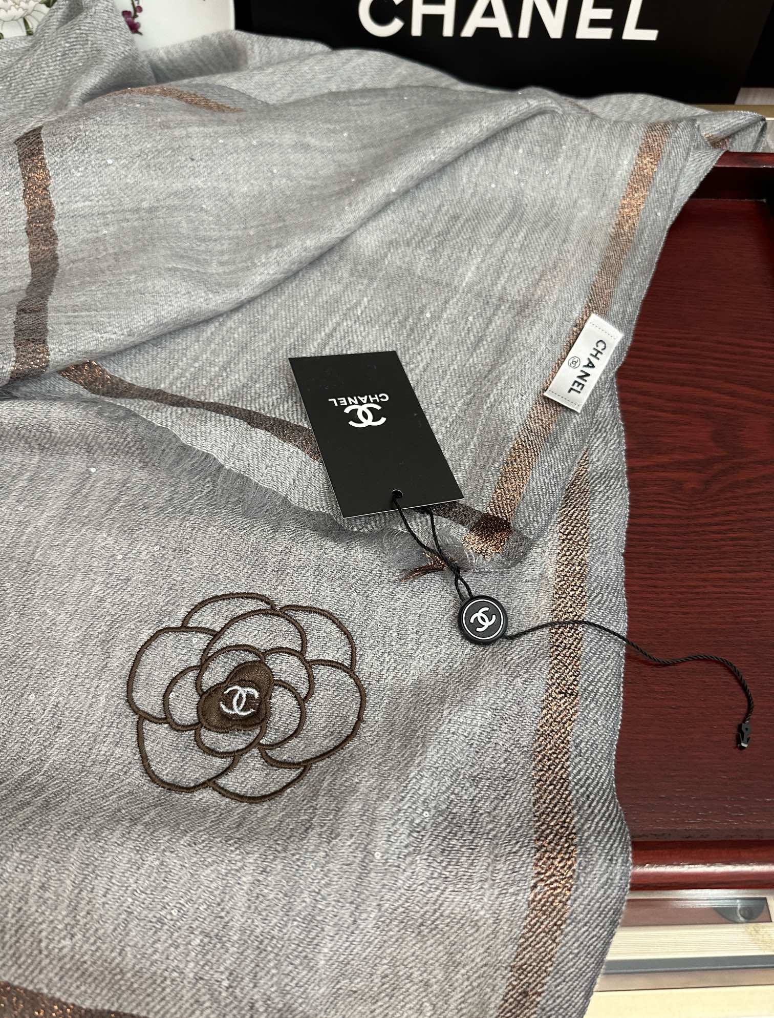 。香奈 儿👍2026重磅推荐🎀太美了👓，人人都喜欢💕时潮人都有好几条小香围巾放在衣橱，🧣换条围巾就足够让