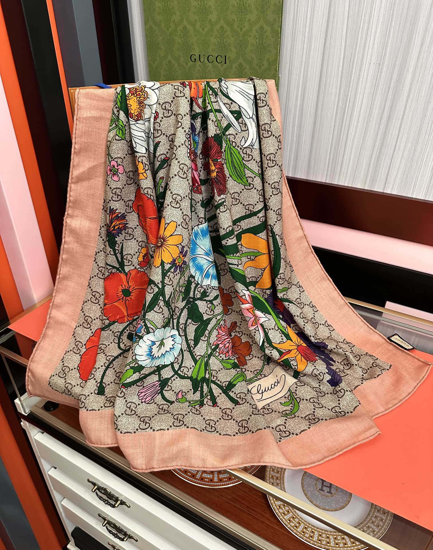 爆款。古奇 【GG图案花朵双面同色】永远流行[礼物]~新一季的面料超高级，真心超级柔软，丝丝顺滑[太阳]