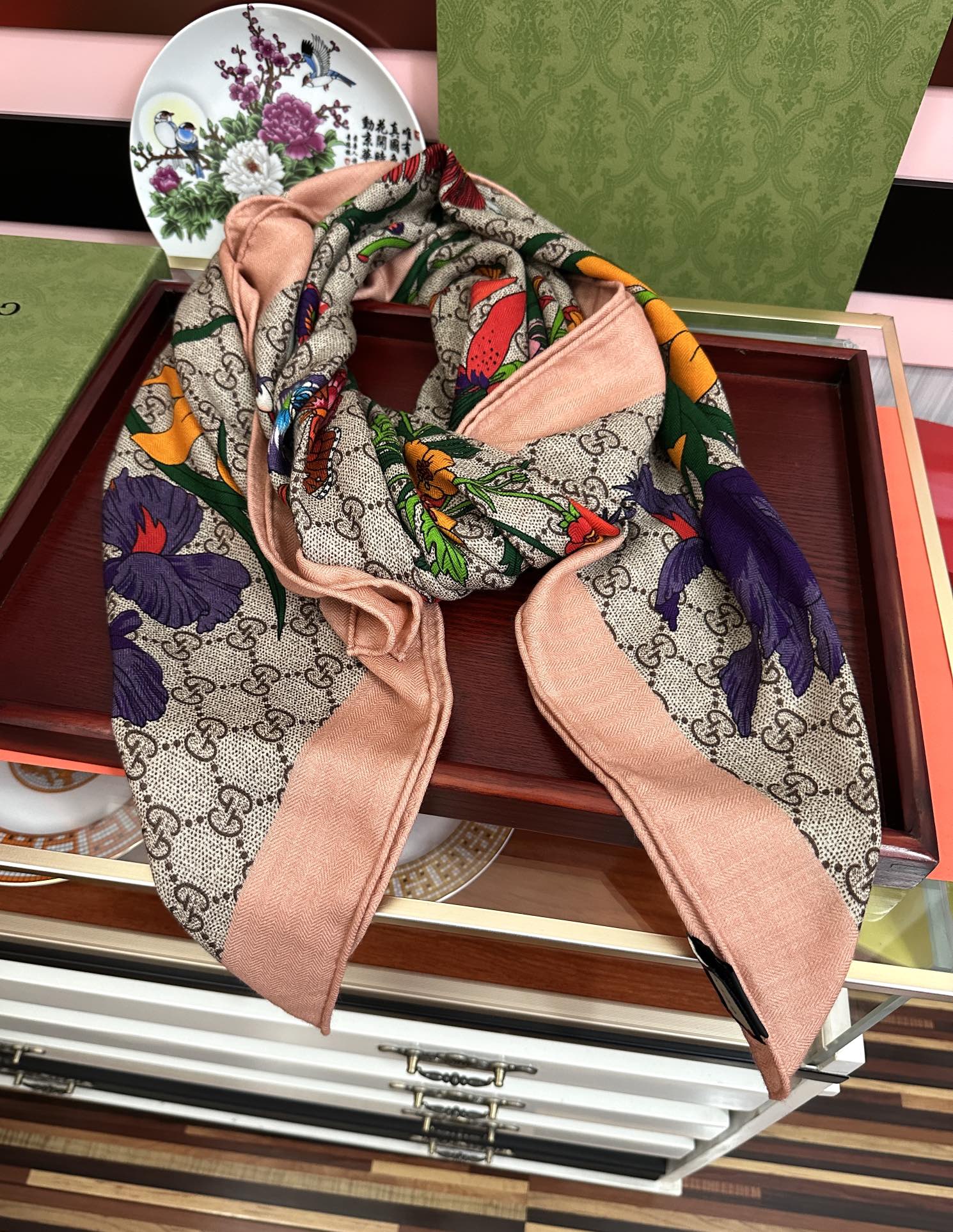 爆款。古奇 【GG图案花朵双面同色】永远流行[礼物]~新一季的面料超高级，真心超级柔软，丝丝顺滑[太阳]