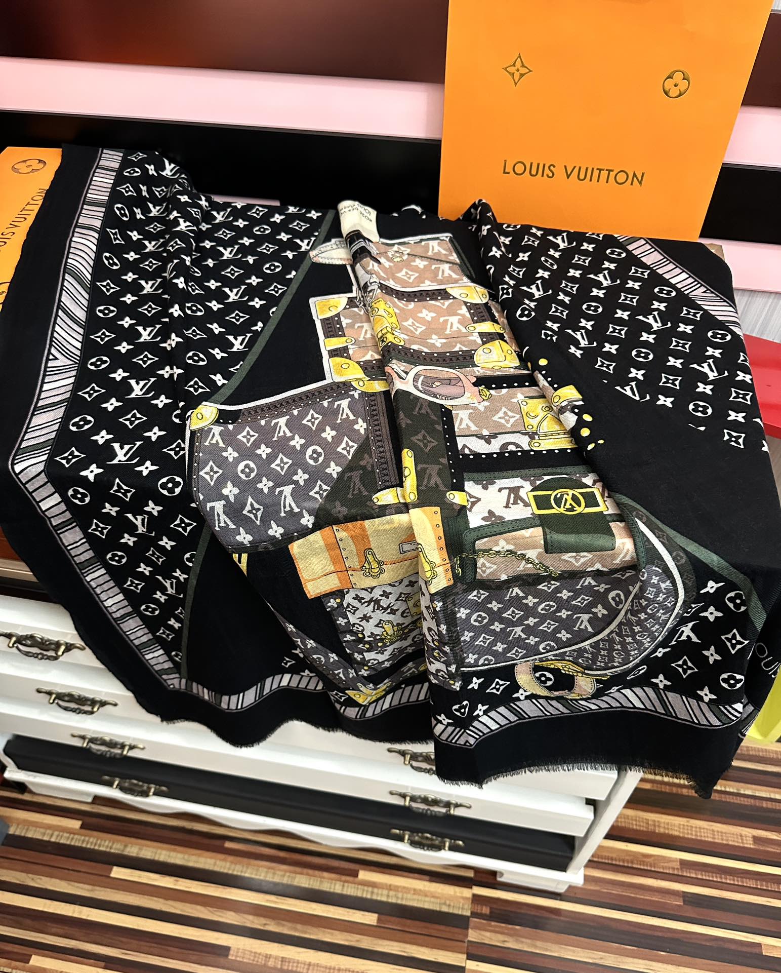 。上新L家2026新款最新款‼️顶级设计太美了，真心赞👍【L戒指绒长巾】😘💍实物真心美 🎀披肩配以印花💓