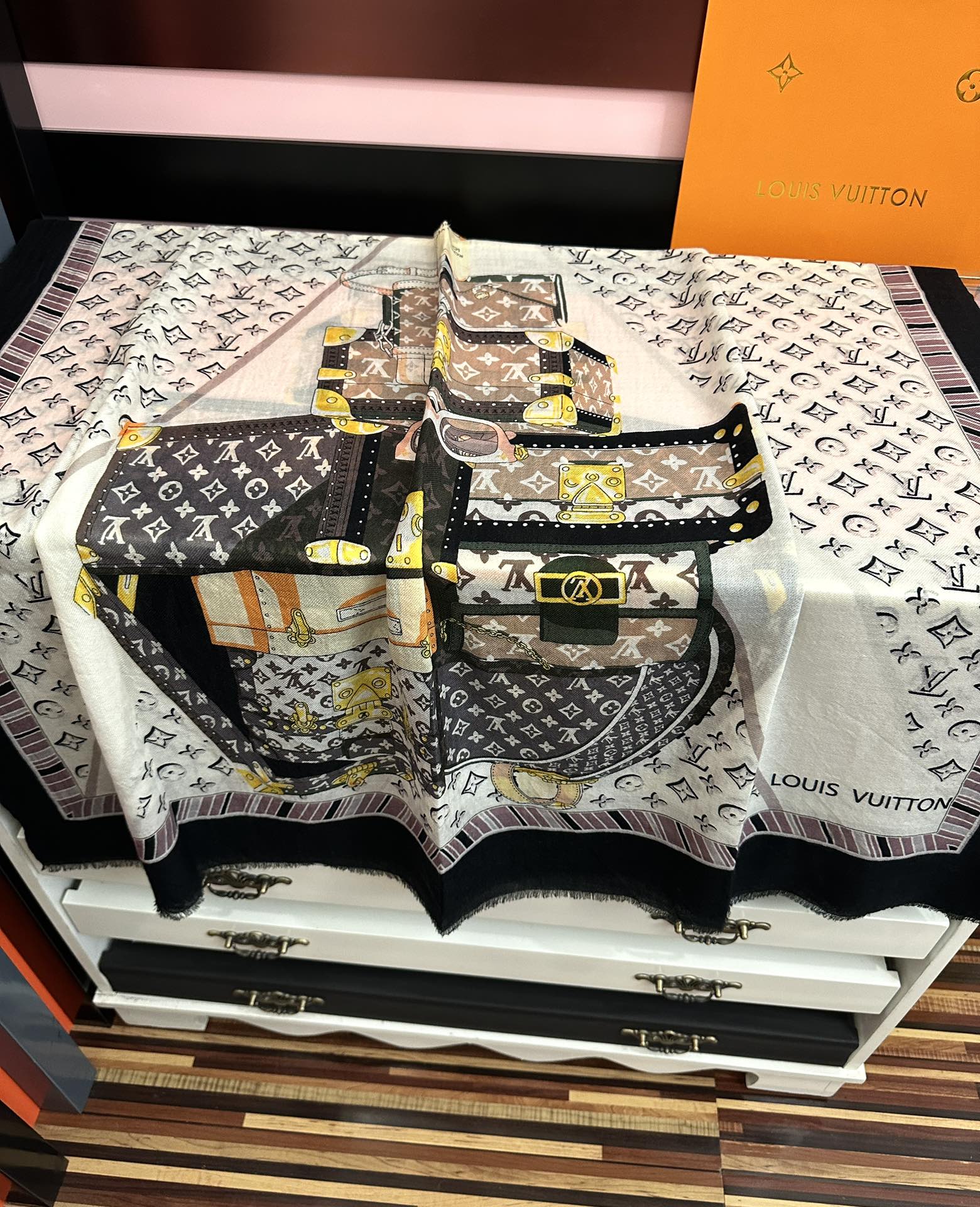 。上新L家2026新款最新款‼️顶级设计太美了，真心赞👍【L戒指绒长巾】😘💍实物真心美 🎀披肩配以印花💓