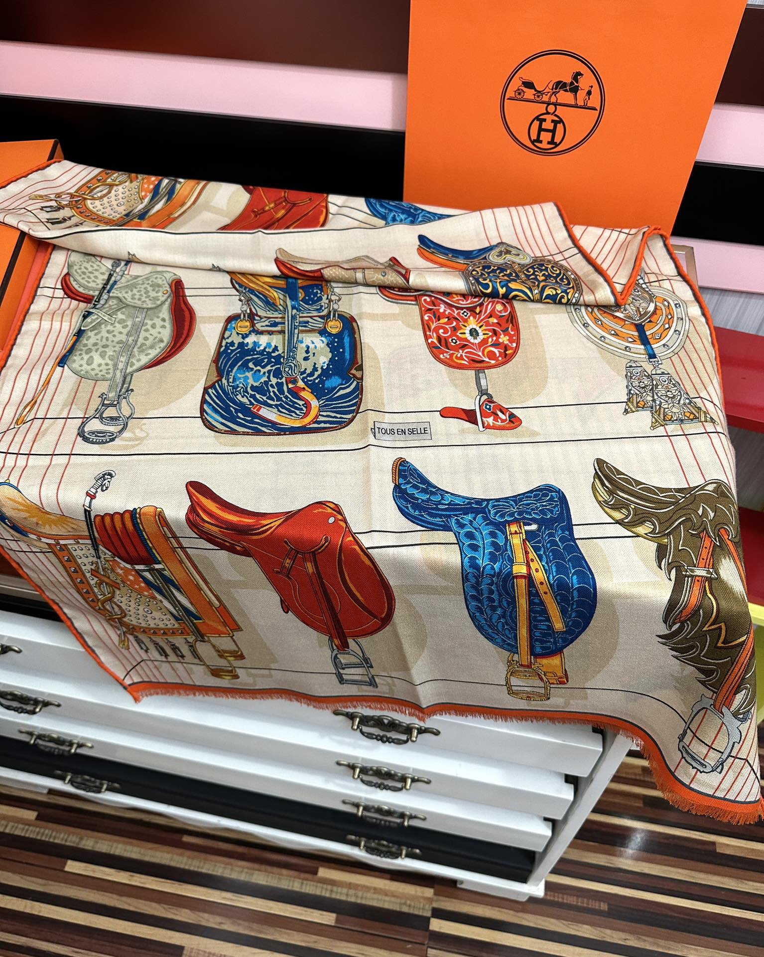 。新款 女士们必备款2026 新款爱马仕。【双面同色】太美了[吃瓜]下手一定要快[嘴唇]四季都可以用[勾