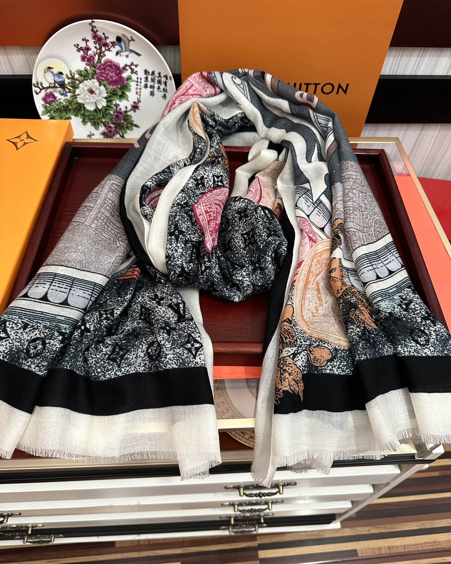 。LV家2026 最新款‼️顶级设计太美了，真心赞👍【双面300支戒指绒长巾】😘💍实物真心美 🎀披肩配以