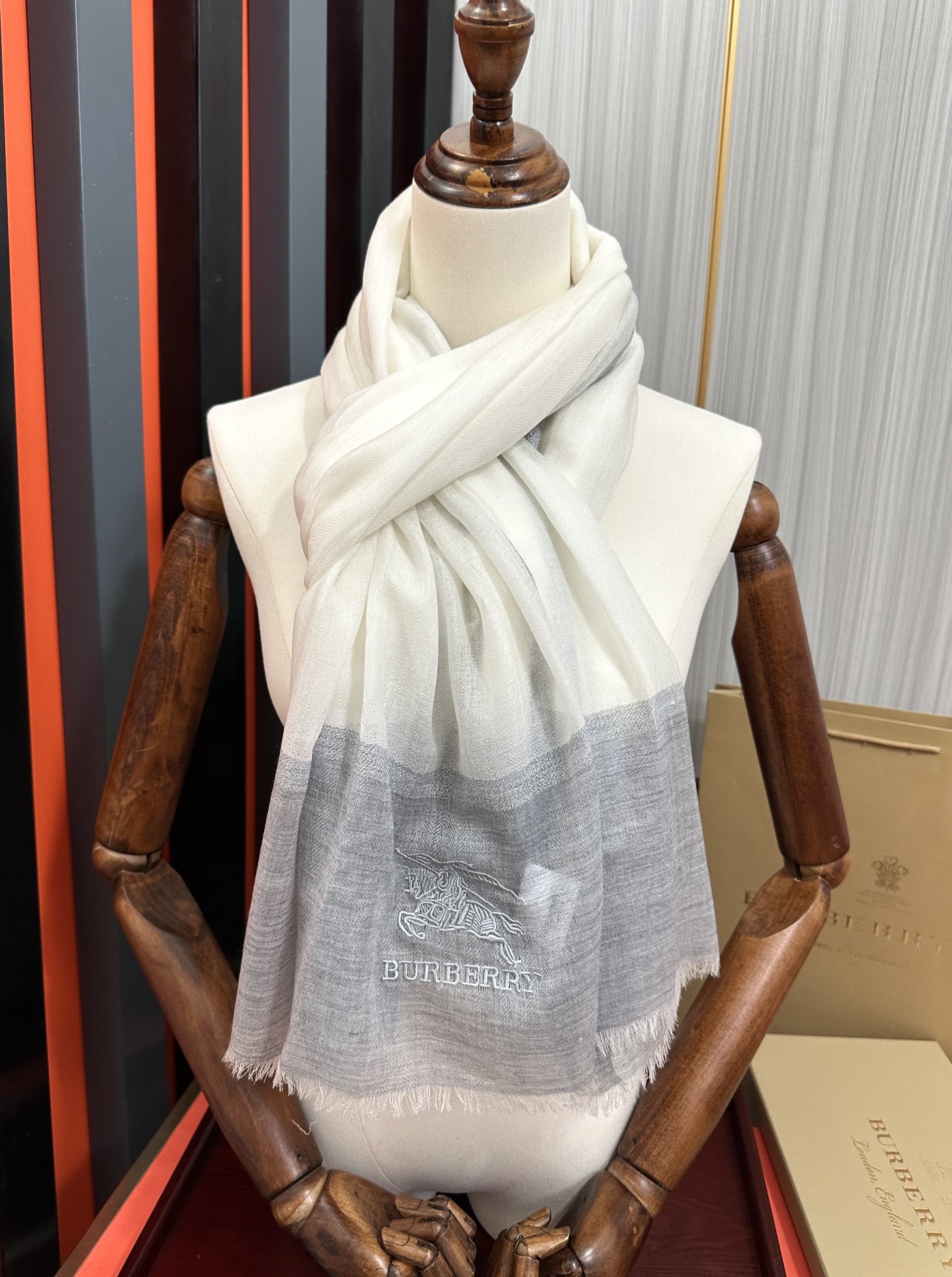 上新。2011 巴宝莉👍重磅推荐🎀太美了👓火爆N年的格子，人人都喜欢💕时潮人都有好几条巴家围巾放在衣橱，