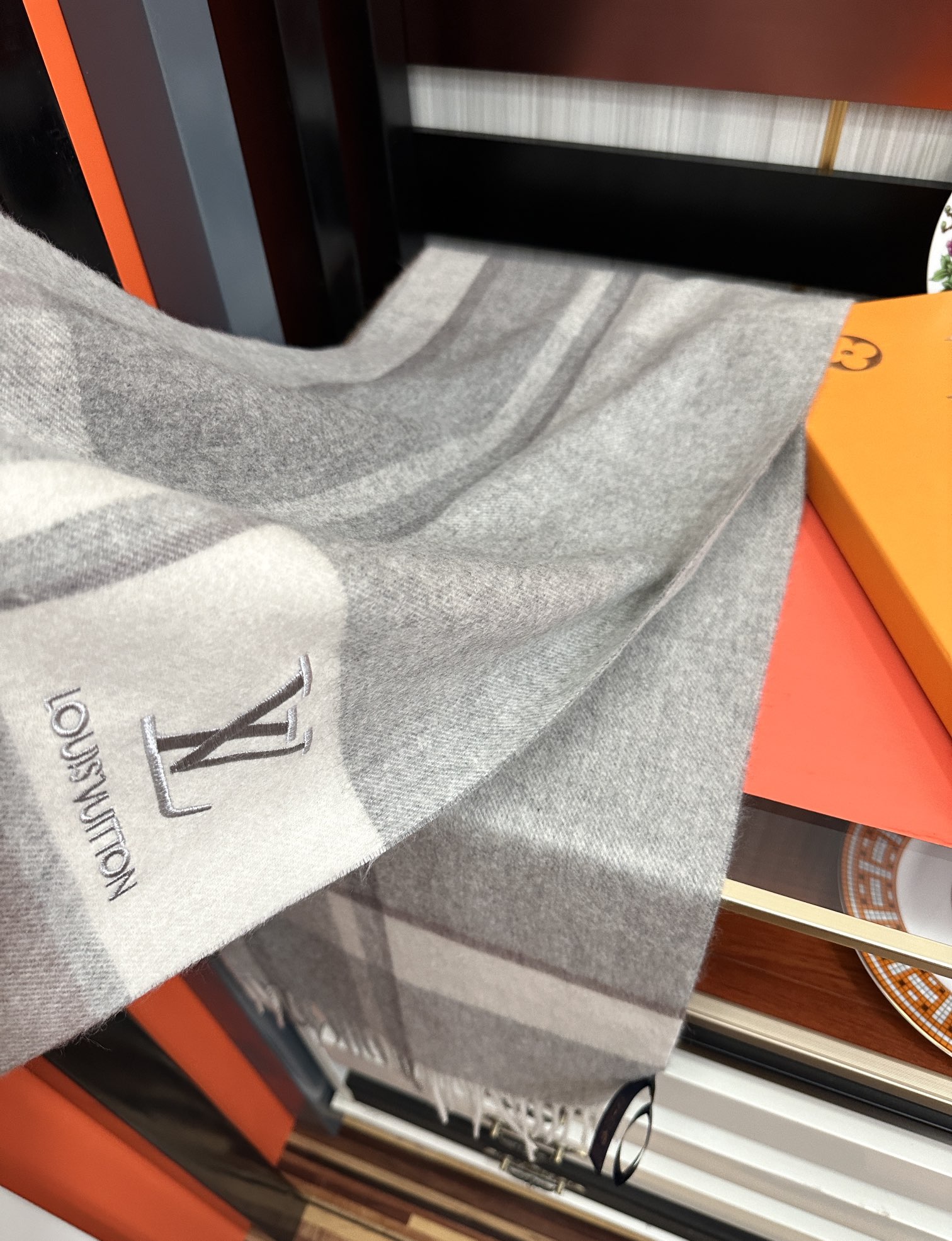 上新。2011 吧宝利 最爆款【采用内蒙古山羊绒】🎉男女士情侣款👫围巾‼️太美了😎让人耳目一新的感觉[色