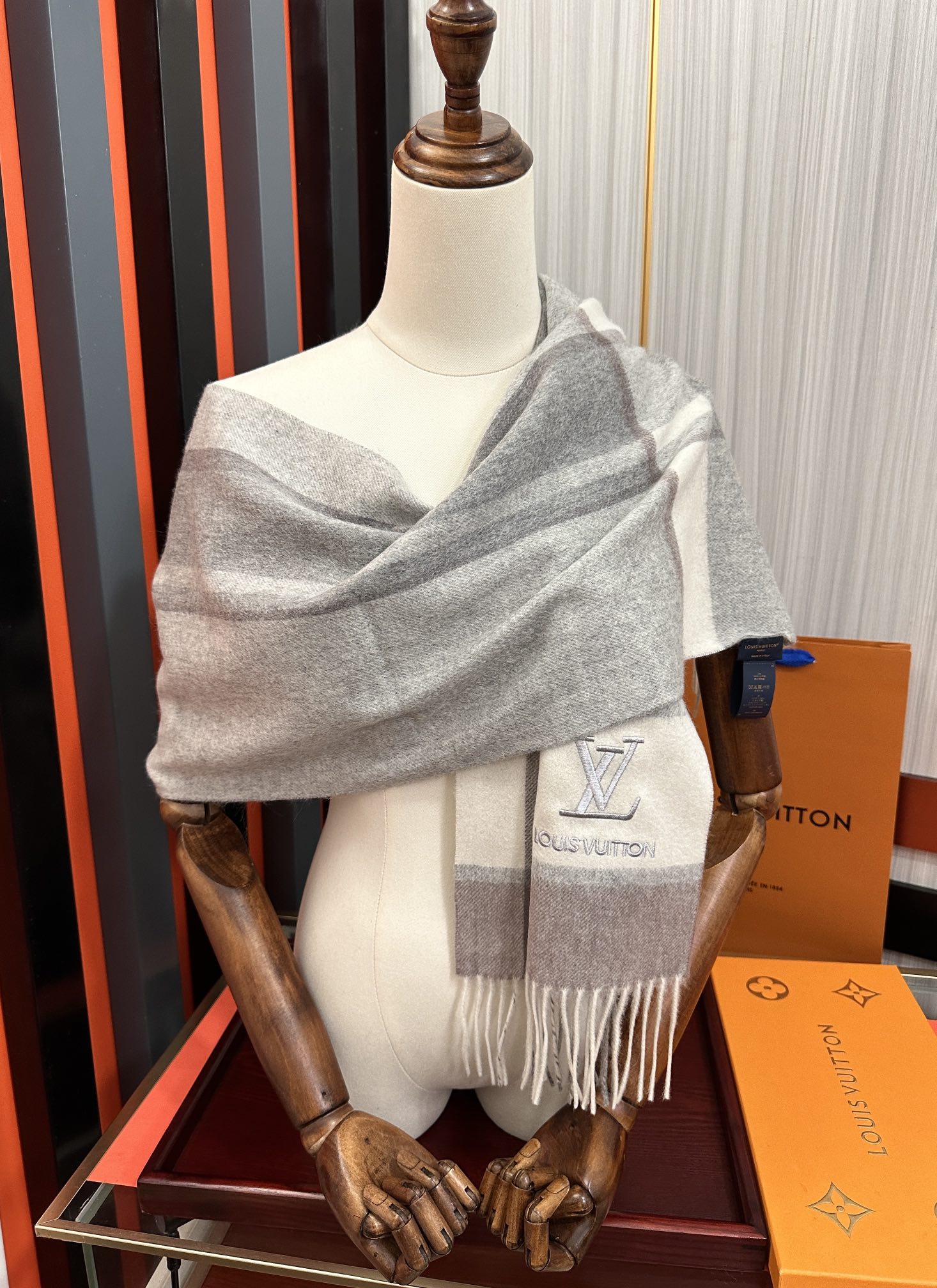 上新。2011 吧宝利 最爆款【采用内蒙古山羊绒】🎉男女士情侣款👫围巾‼️太美了😎让人耳目一新的感觉[色